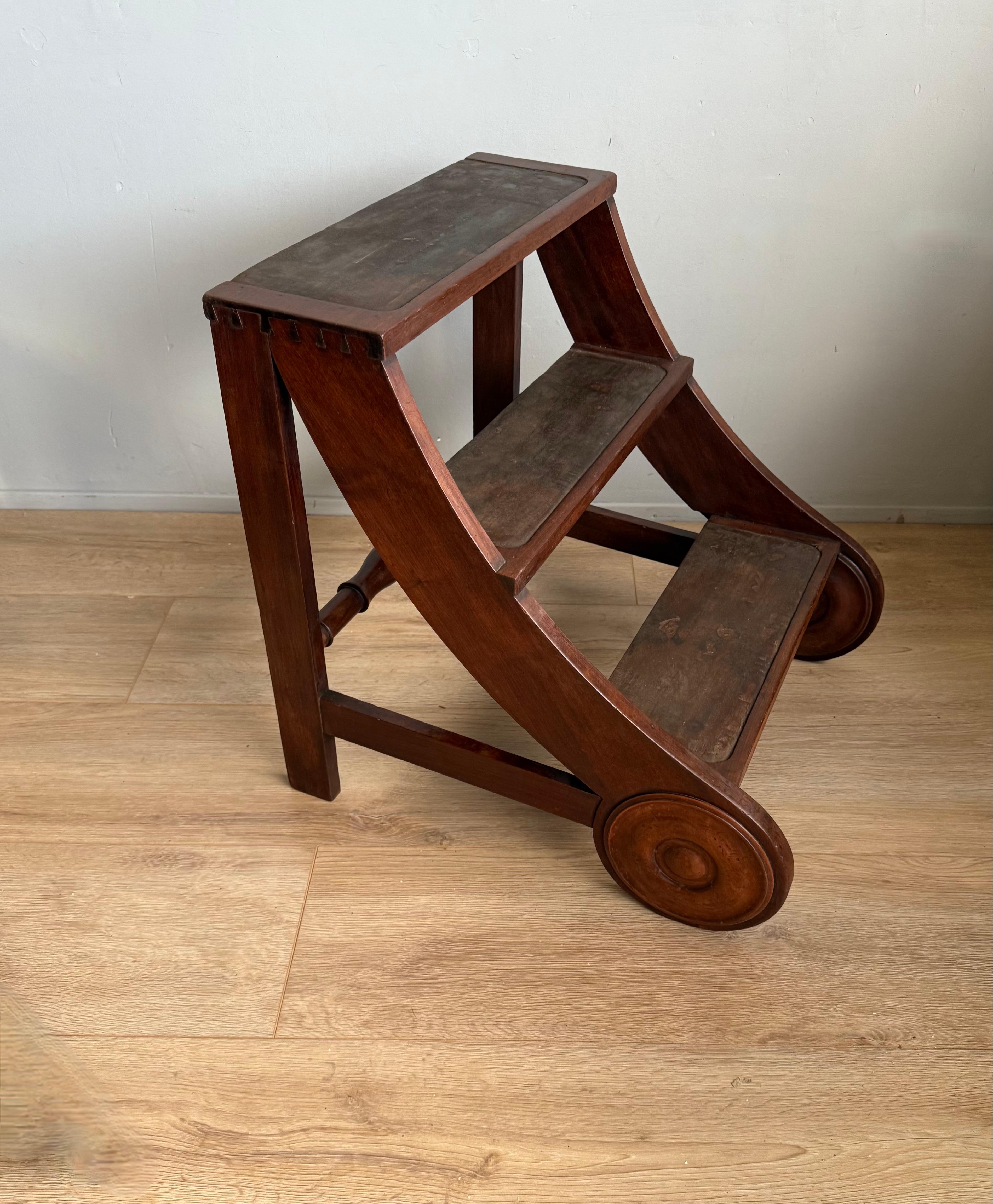 Scalini da biblioteca in teak massiccio, unici e di alta qualità, con incastri a coda di rondine.

In tutti i nostri anni di acquisti e vendite di oggetti d'antiquariato rari non abbiamo mai avuto il privilegio di trovare  antichi gradini da