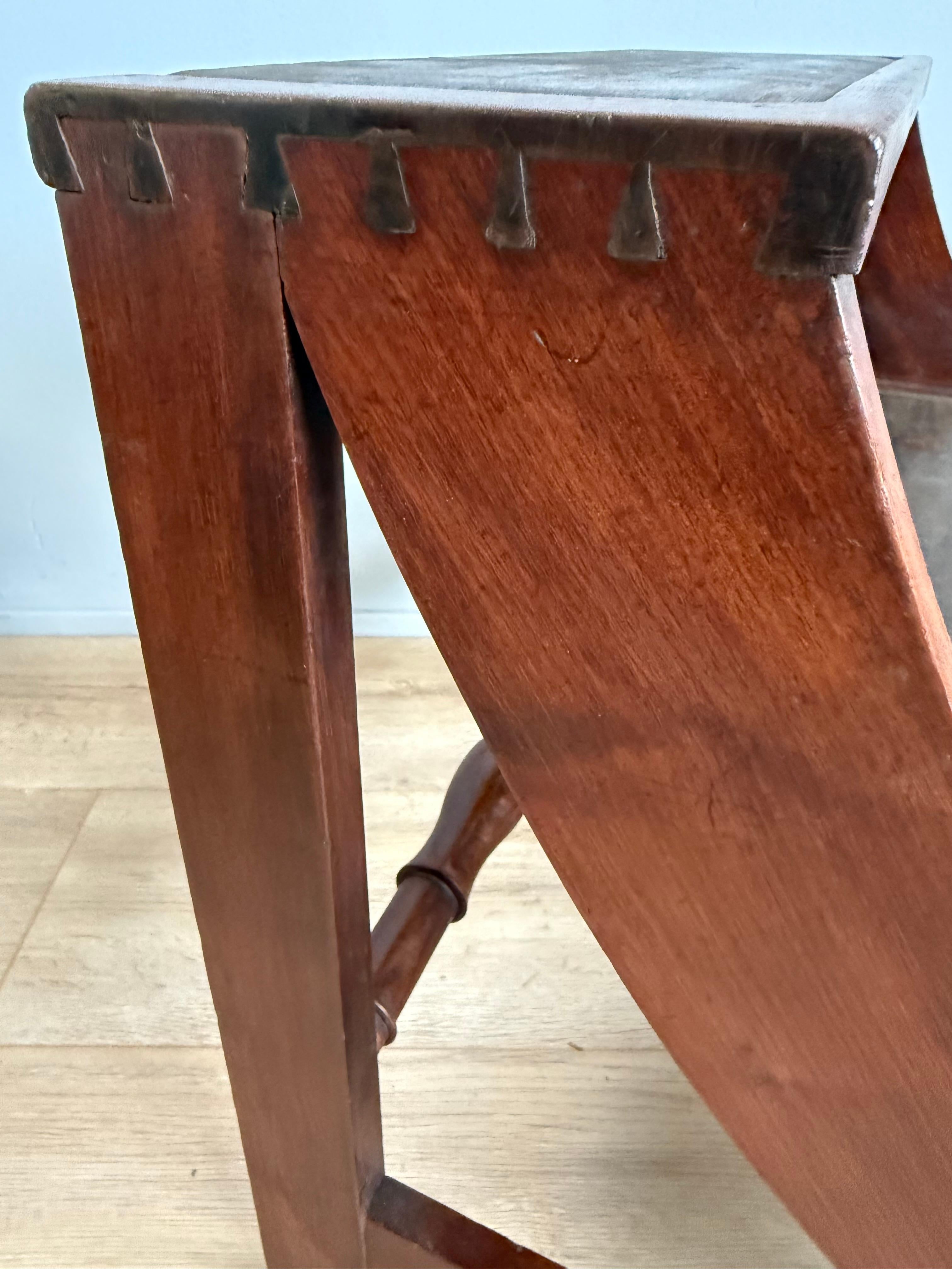 XIX secolo Scala per biblioteca antica e robusta in legno massiccio di teak dell'epoca tardo-vittoriana 1890 in vendita