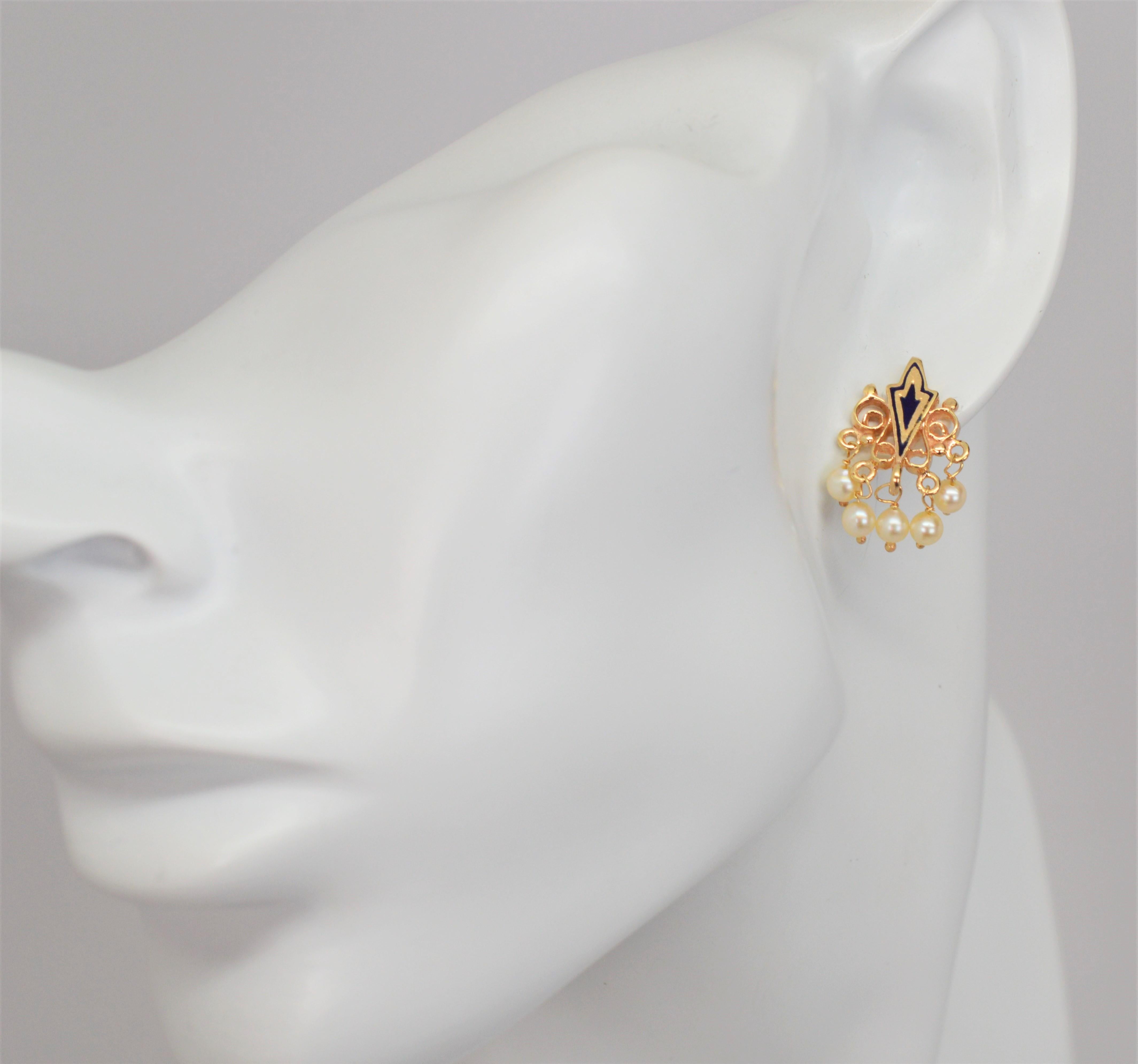 Dieses zierliche Paar Ohrringe aus 10-karätigem Gelbgold im antiken Stil ist mit gemalten, marquiseförmigen Schilden aus Emaille und durchbrochenem Goldfiligran verziert, von dem winzige Perlentropfen baumeln. Das Maß ist ungefähr 5/8/ Zoll. Das