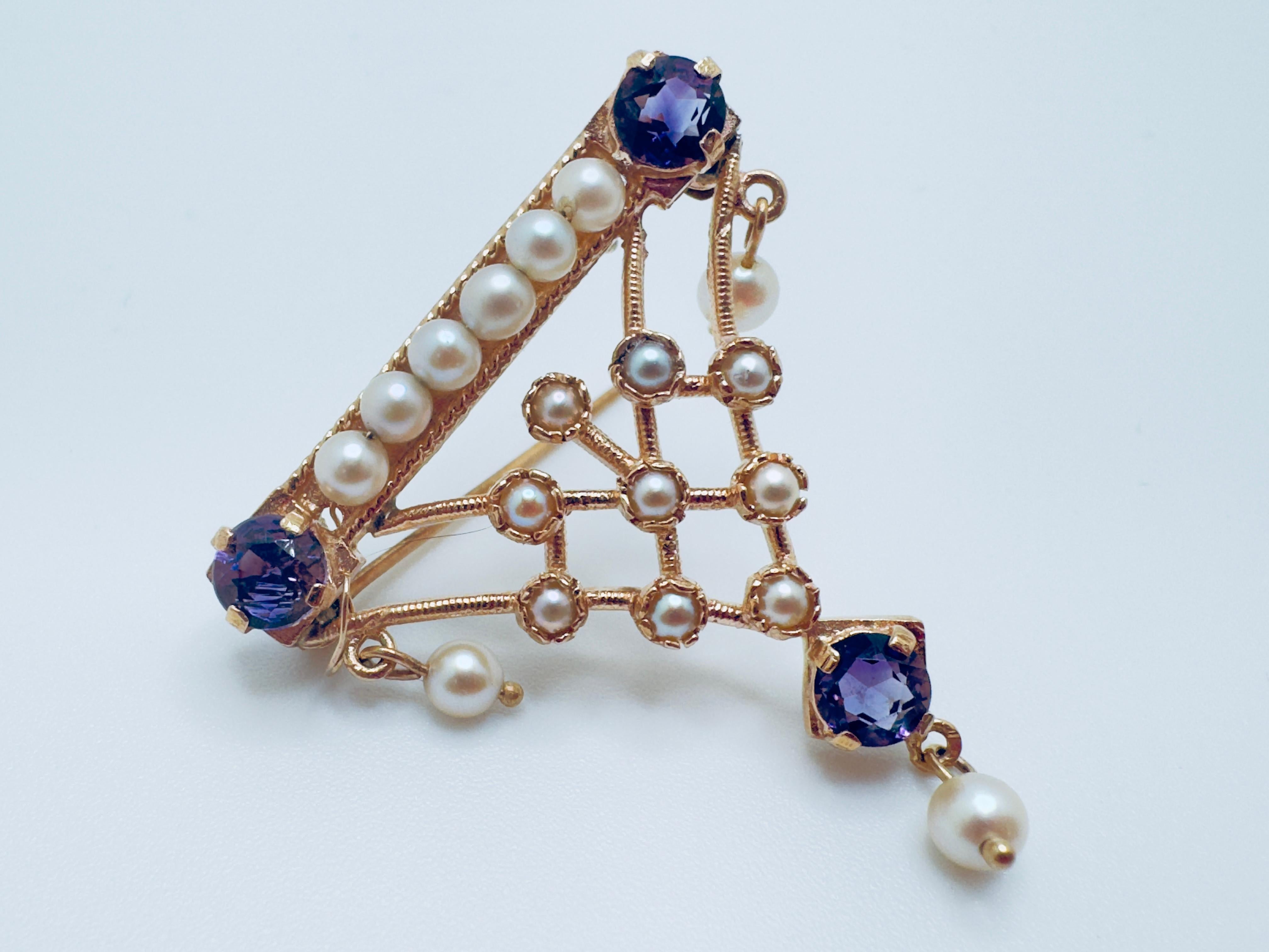 Broche de oro amarillo de 14 quilates de estilo antiguo con amatista y perla en venta 3