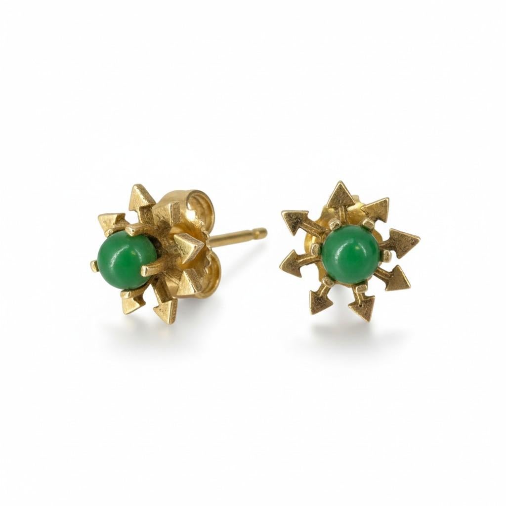 Boucles d'oreilles Arrow en or jaune 14K à cabochon d'émeraude de style ancien Bon état - En vente à New York, NY