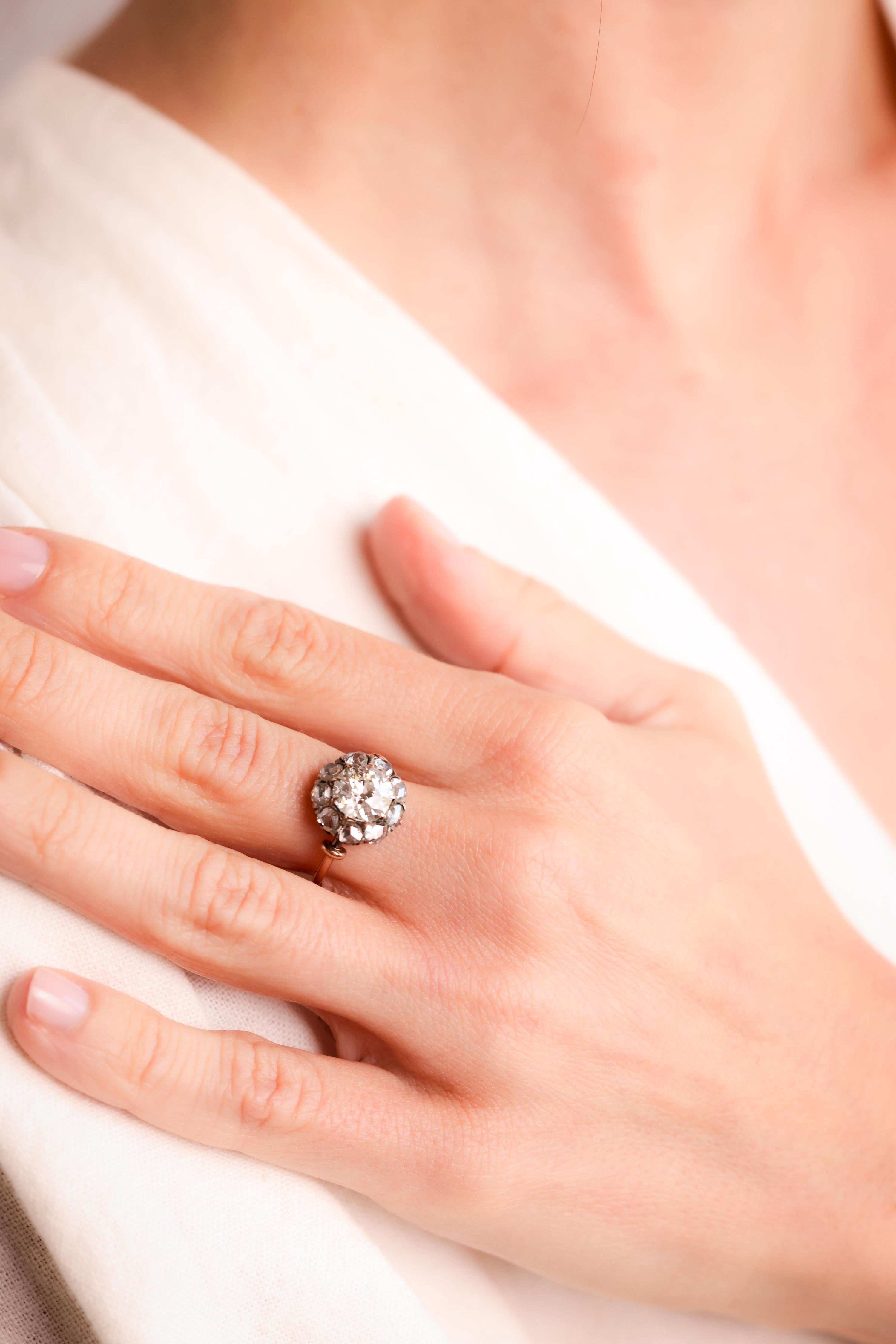 A. Stone: Diamante
Taglio: Taglio della vecchia miniera
Peso: 1,74 carati
Colore: J
Chiarezza: I1
Accent Stone: 9 diamanti
Taglio: Taglio a rosa
Peso: Circa 0,5 Carati
Colore: J
Chiarezza: SI
Metallo: Oro rosa e argento 18 carati
Epoca: