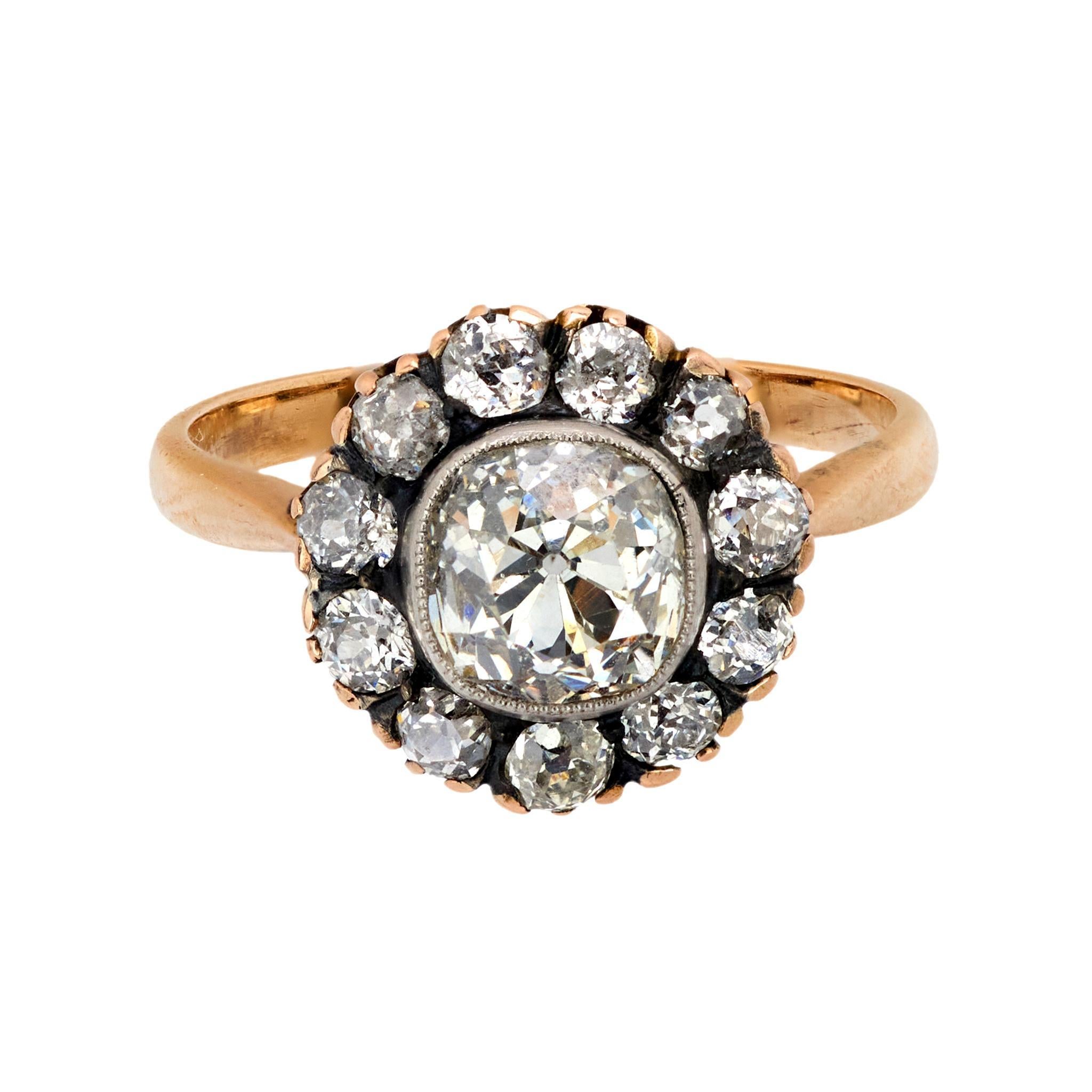 Taille vieille mine Bague à grappes de style ancien en or 18 carats avec diamant taille vieille mine de 1,83 carat en vente