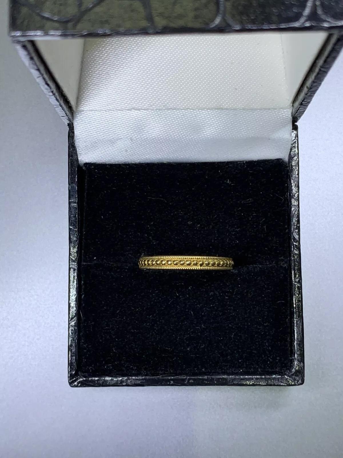 Antique style 18k yellow gold wedding band.

Bespoke engagement ring or wedding band  plain 18ct wedding band width approximately 2.5mm milgrain design ring.

Classic milgrain antique wedding band in 18ct yellow gold

The ring can be