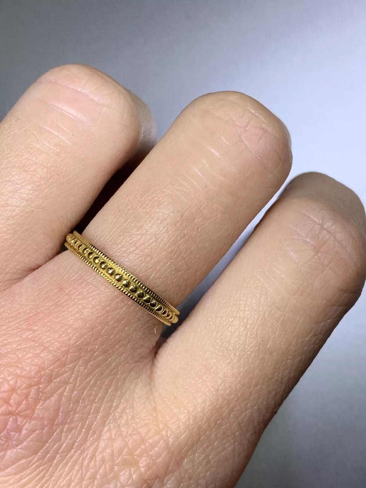 Antique style 18k yellow gold wedding band. In New Condition For Sale In London, GB