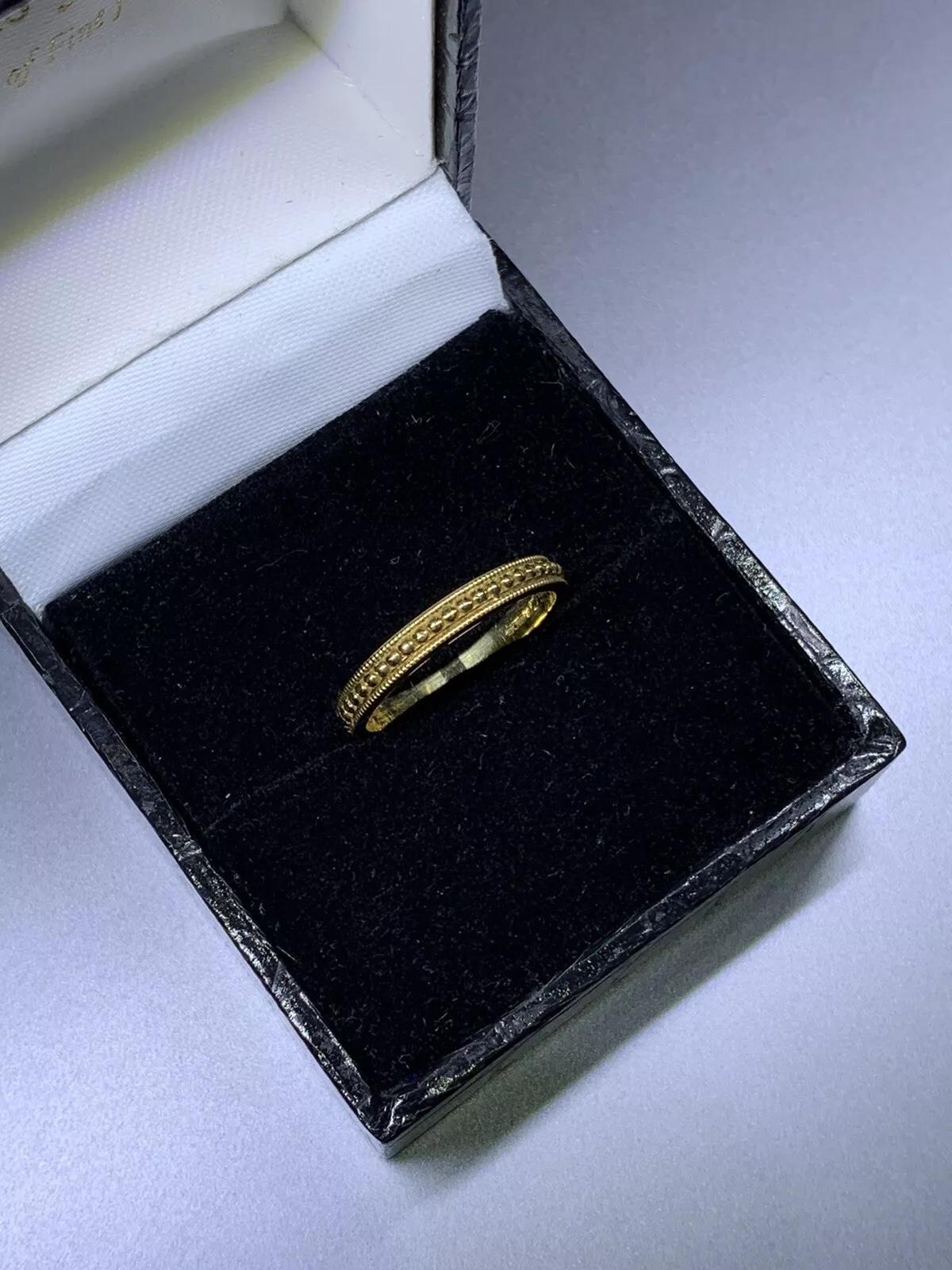 Antique style 18k yellow gold wedding band. For Sale 1