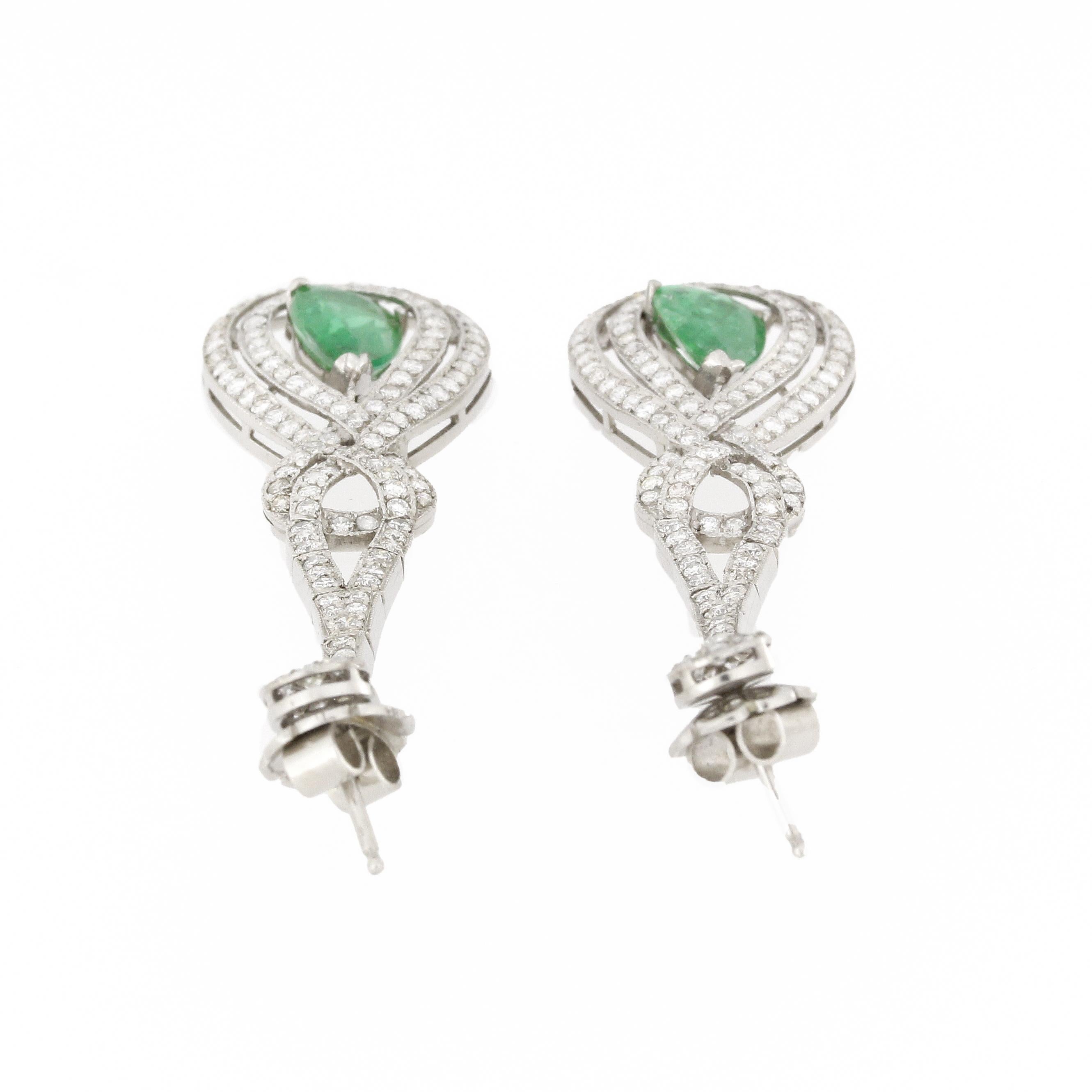 Boucles d'oreilles goutte d'eau en diamant émeraude de style ancien Carat
250 diamants d'environ 3.0 Carat
2 émeraudes d'environ 3,0 carats