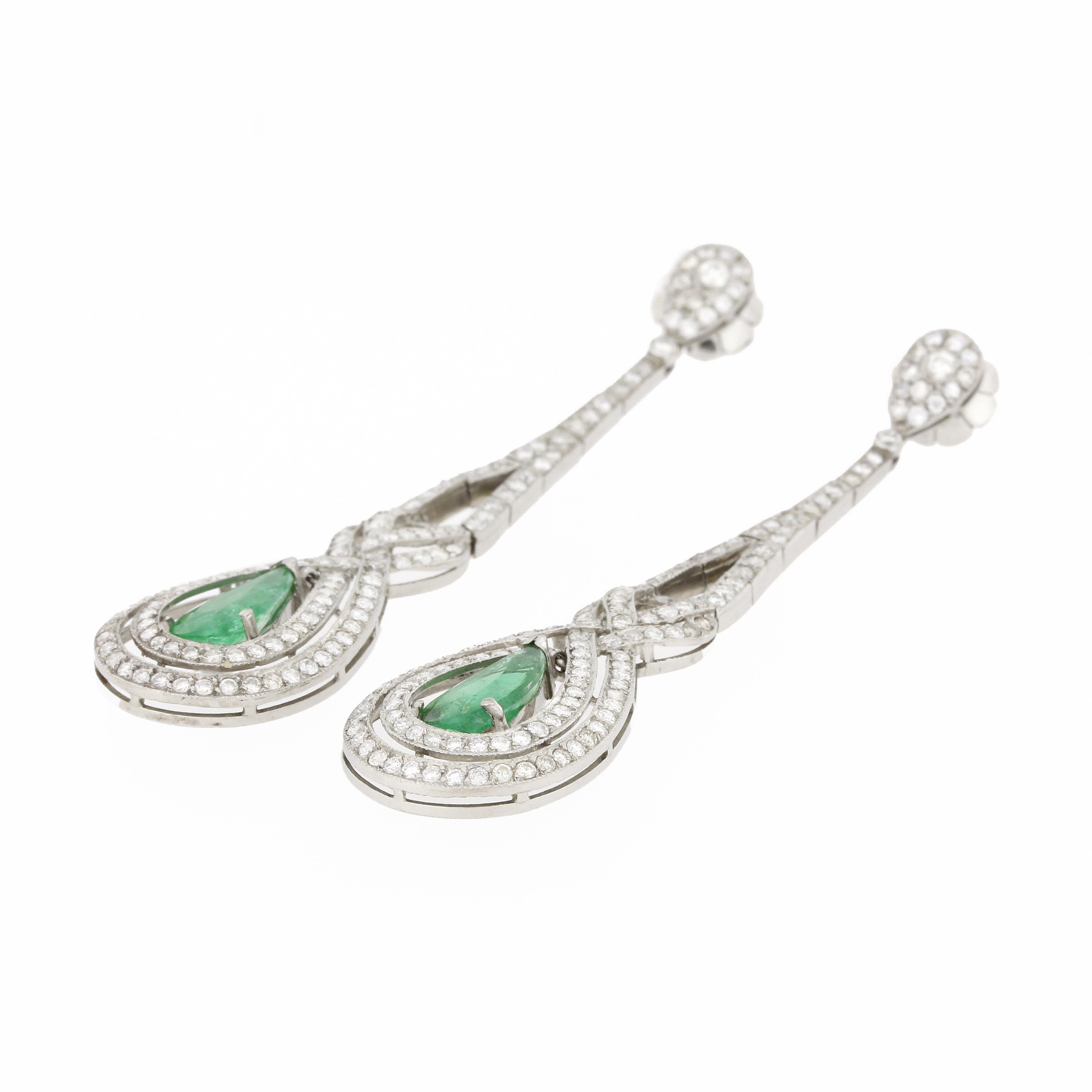 Antique Style 3.0 Carat Pear Cut Emerald Diamond Drop Earrings In Good Condition For Sale In Berlin, DE