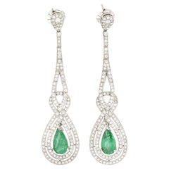 Boucles d'oreilles en goutte de style ancien avec diamants et émeraudes taille poire de 3,0 carats