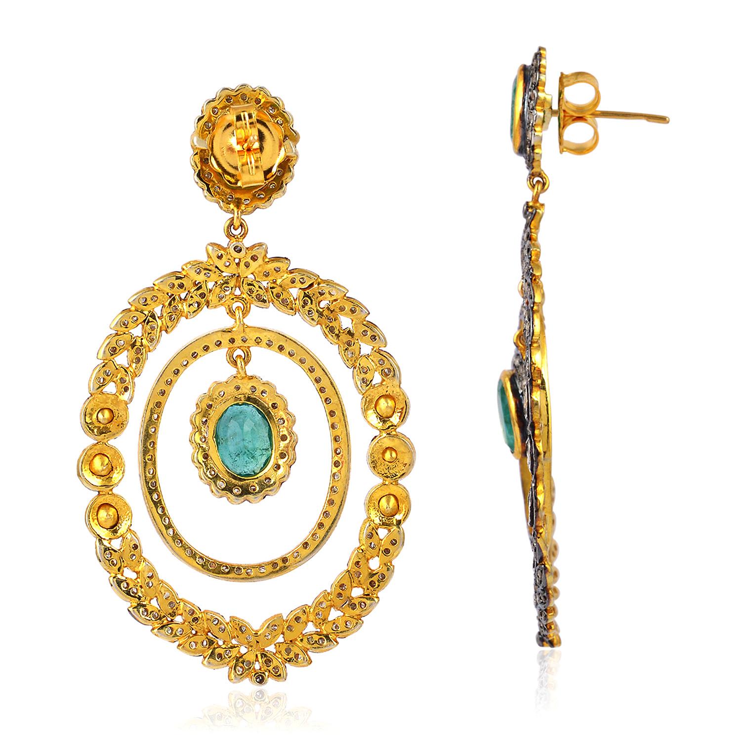 Inspirées de l'ère moghole et de l'héritage royal, ces superbes boucles d'oreilles sont fabriquées à la main en or 14 carats et en argent sterling.  Elles présentent une silhouette de style lustre incrustée d'émeraudes de 6,11 carats et de diamants