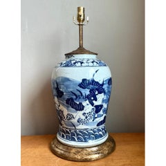 Lámpara de cerámica azul de estilo antiguo con base de madera