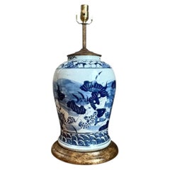 Lámpara de cerámica azul de estilo antiguo con base de madera