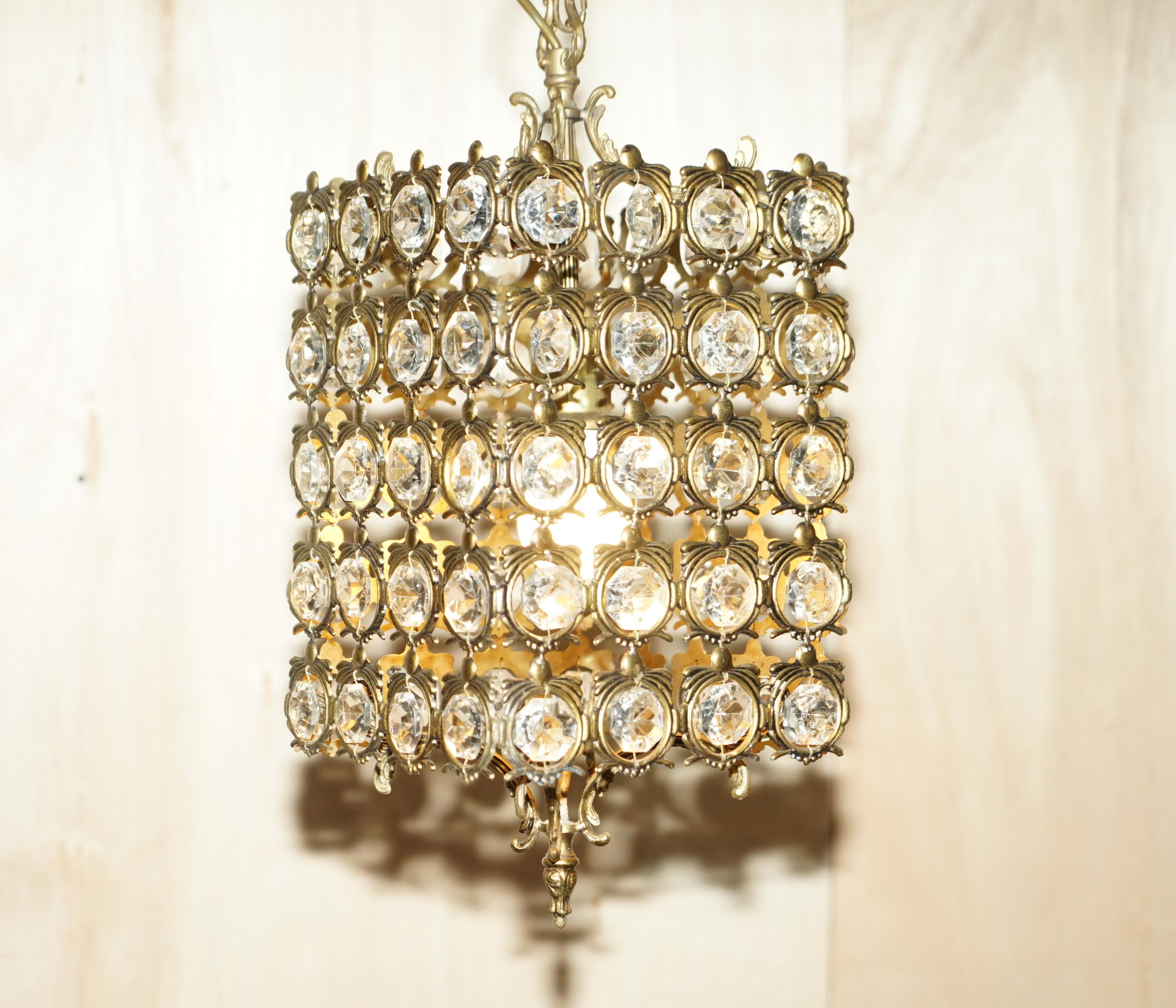 Siamo lieti di offrire in vendita questa graziosa plafoniera a sospensione in ottone e vetro tagliato in stile vintage. 

Questo pezzo è pieno di fascino e di carattere e ha un aspetto fantastico. 

In condizioni ottimali, l'ottone ha una bella