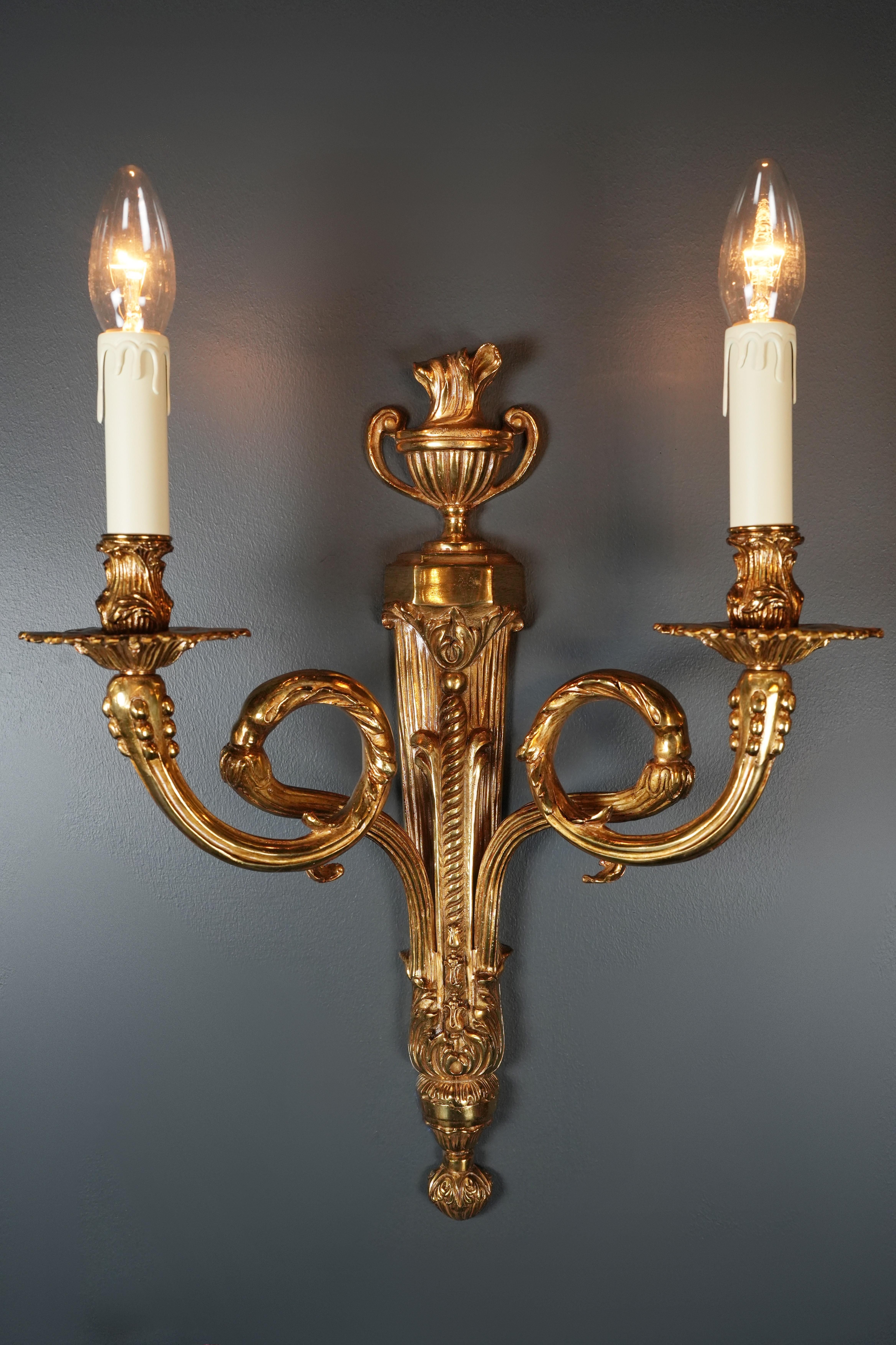 Immerse yourself in the elegance of bygone times with our exclusive antique-style brass wall lamp. This wall lamp is not only a stunning lighting object, but also a real work of art that brings the beauty of the ancient into the modern.

With a
