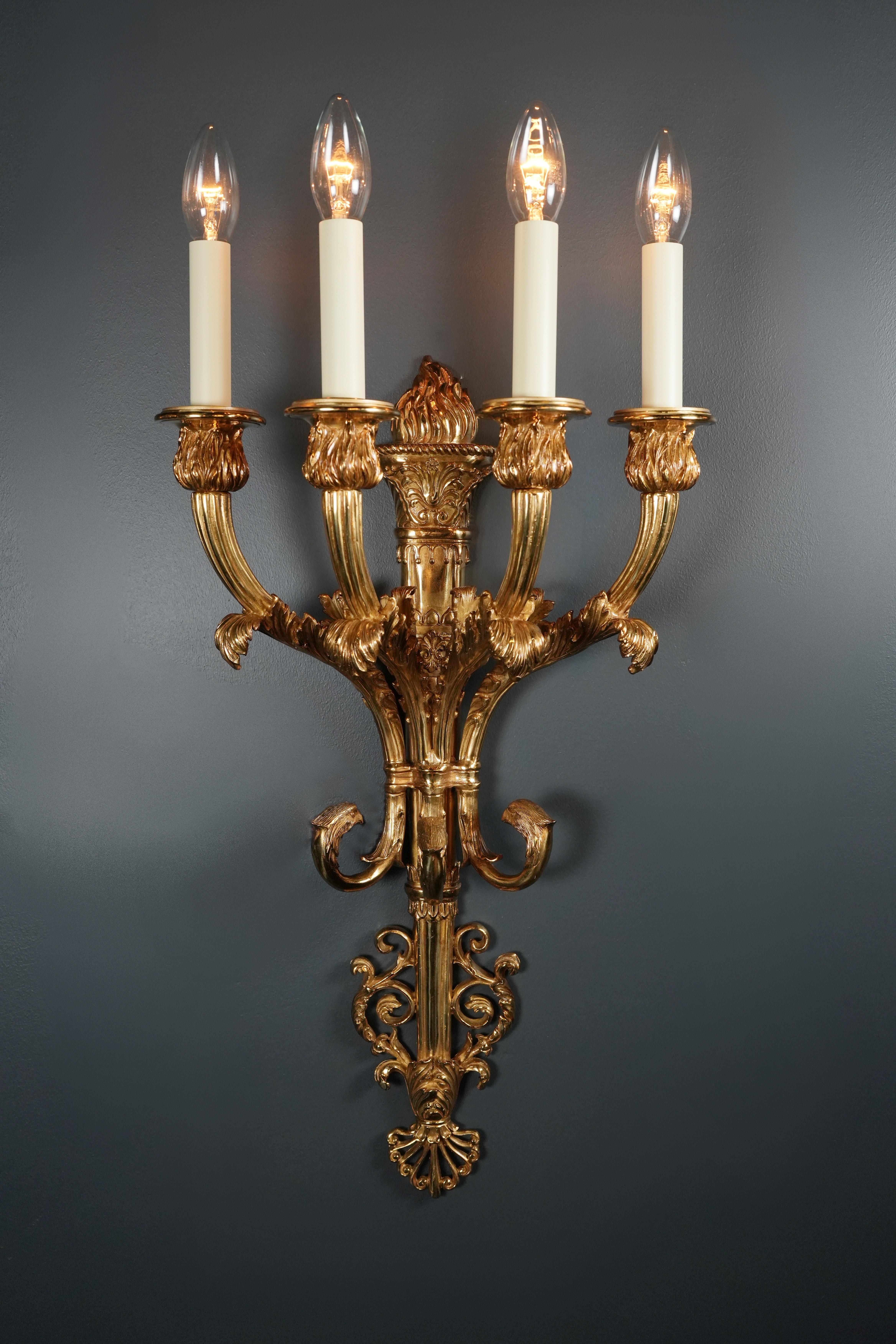Immerse yourself in the elegance of bygone times with our exclusive antique-style brass wall lamp. This wall lamp is not only a stunning lighting object, but also a real work of art that brings the beauty of the ancient into the modern.

With a