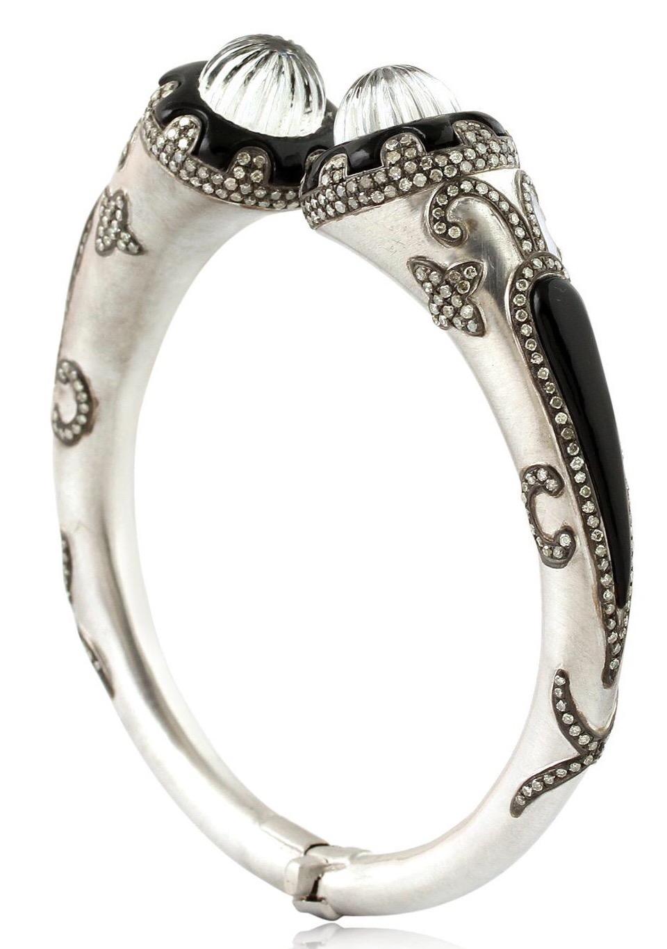 Uno splendido bracciale bangle realizzato a mano in oro 18 carati e argento sterling, con onice nera, quarzo e diamanti incastonati. Il braccialetto è incorniciato da un diamante da 3,27 carati, un quarzo da 11,05 carati e accentuato da 10,9 carati