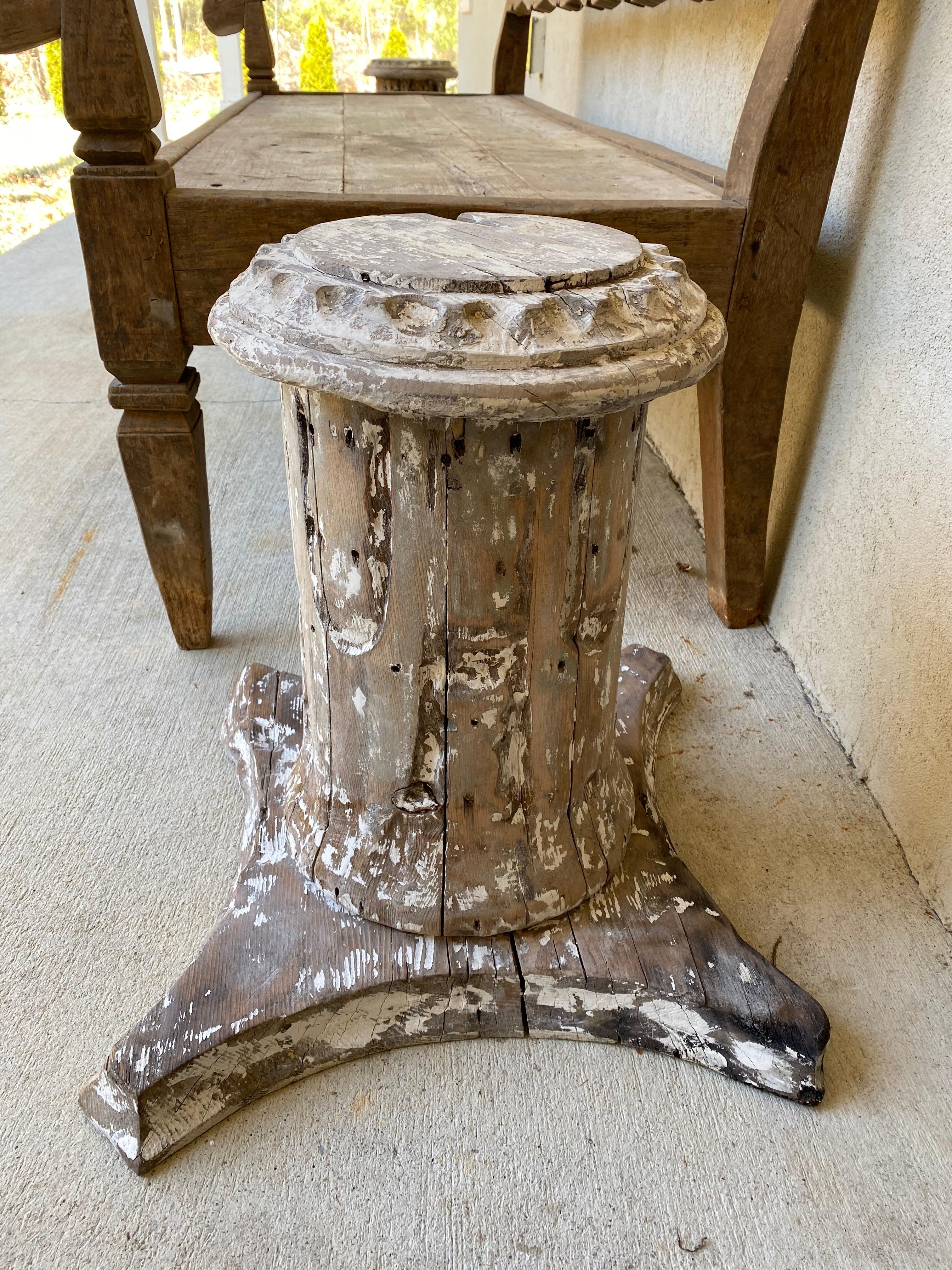 Le socle, le piédestal ou la base de la colonne en bois antique très rustique de style classique peut être utilisé comme table d'appoint, table d'extrémité ou piédestal pour une utilisation intérieure ou extérieure, dans un décor décontracté, de