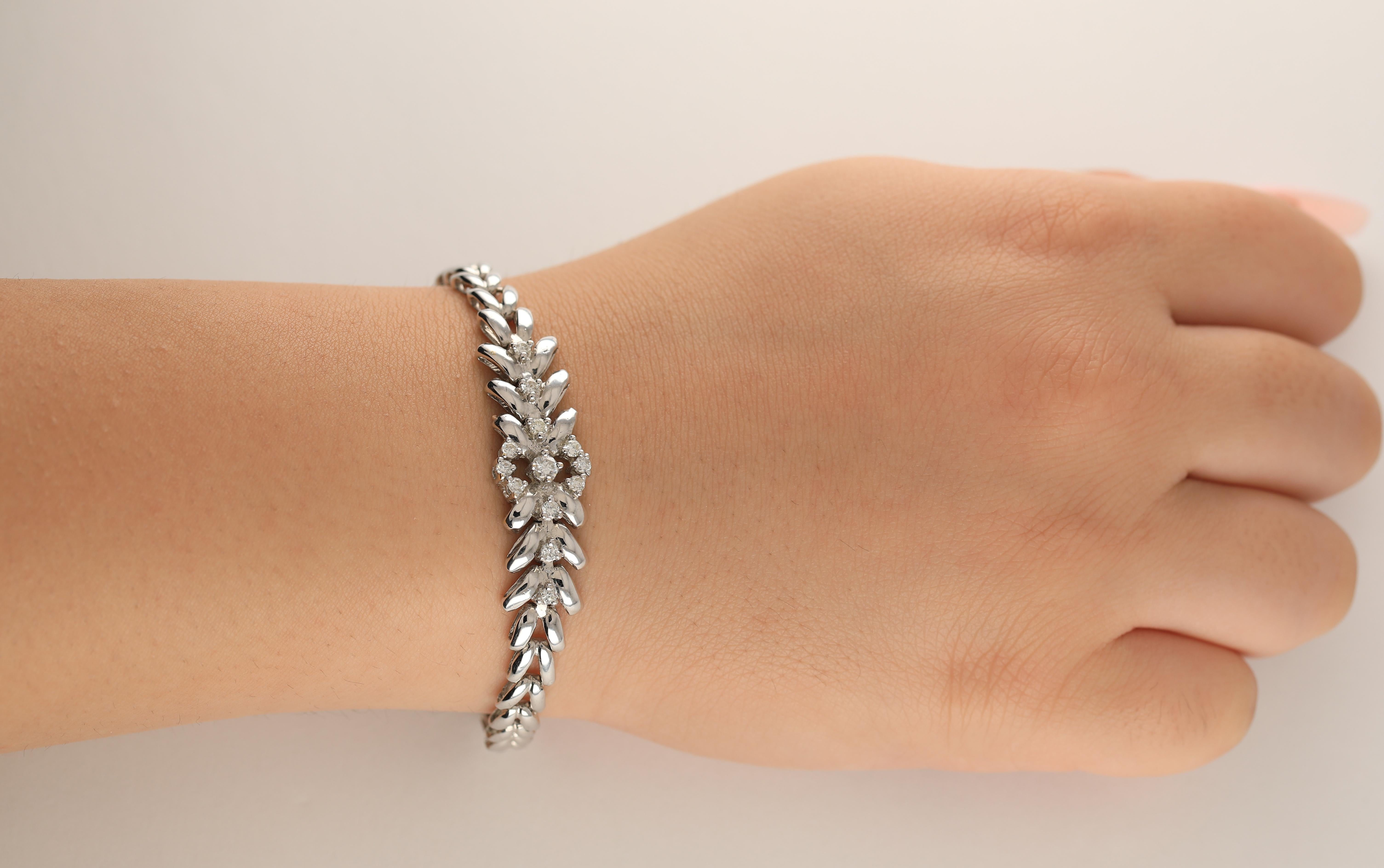 Bracciale in stile antico con diamanti ad alta lucentezza
Bracciale di diamanti di alta qualità. Un design elegante e semplice in oro 14k ad alta lucentezza. I diamanti del bracciale sono incastonati e si posizionano sulla parte superiore del polso.