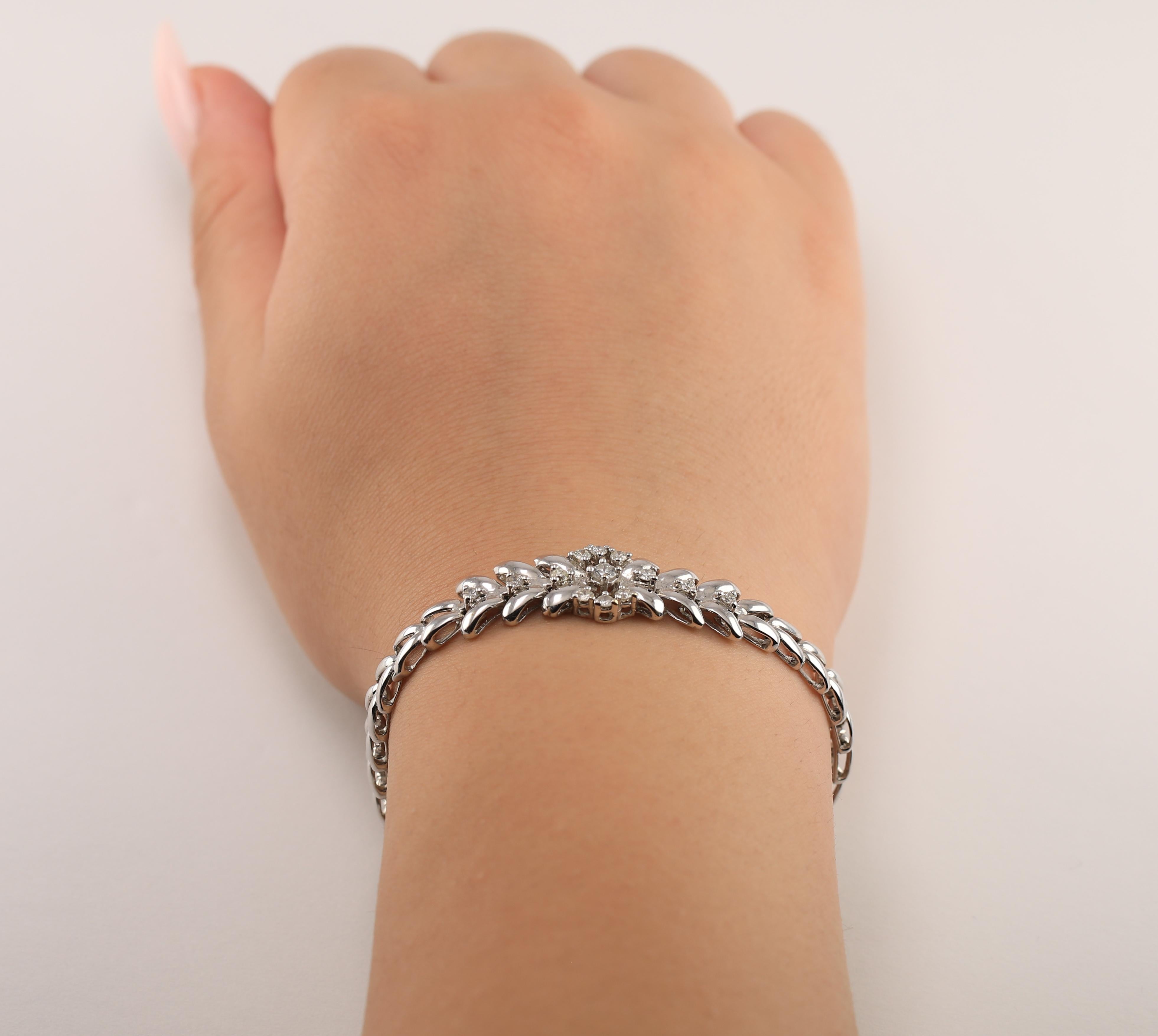 Taglio rotondo Bracciale in stile antico con diamanti ad alta lucentezza in vendita