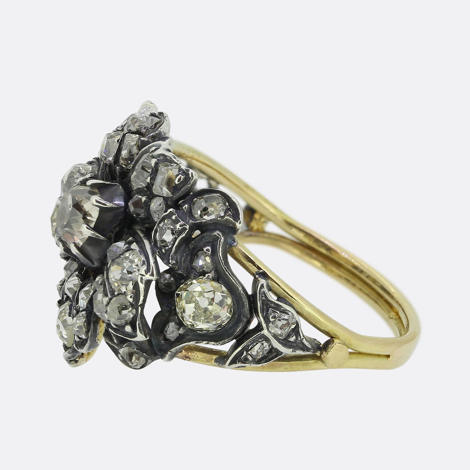 Hier haben wir einen wunderschönen Diamantring, der in einem Stil gefertigt wurde, der an die späte georgianische und frühe viktorianische Zeit erinnert. Ein einzelner Diamant im alten Minenschliff sitzt stolz in der Mitte der Vorderseite in einer