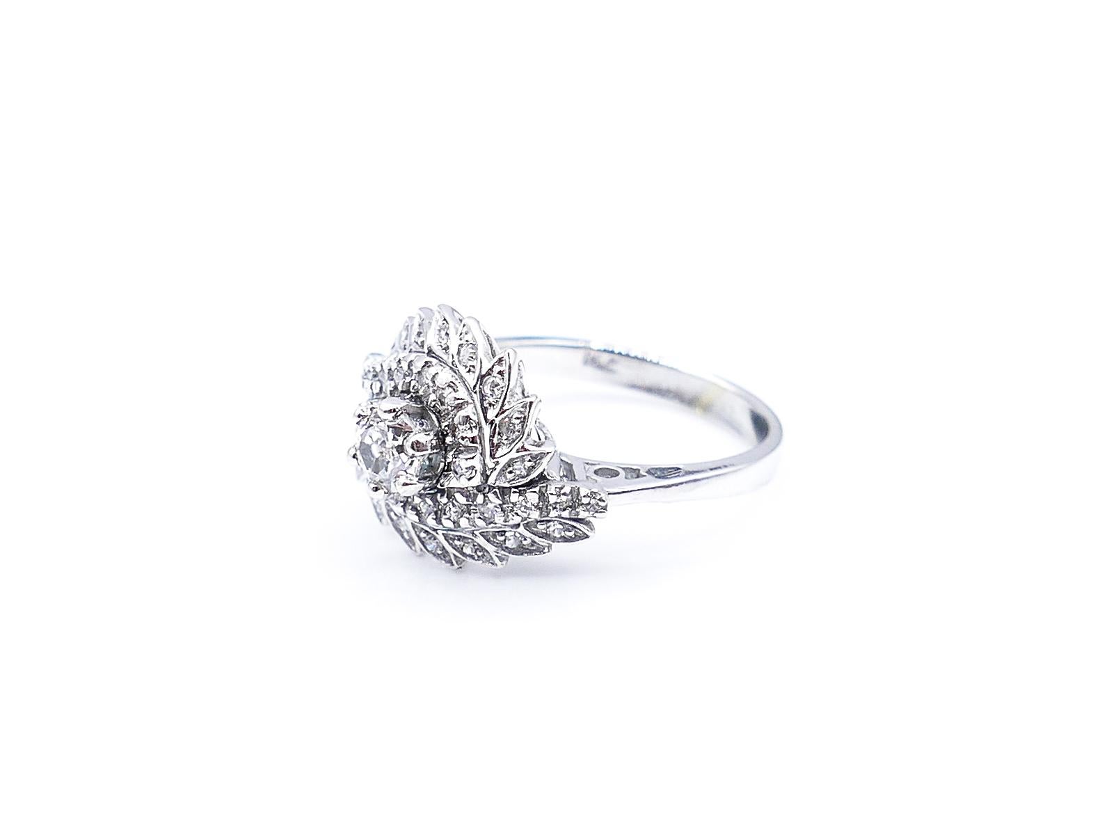 Dieser schöne antike Ring besteht aus 18 Karat Weißgold und vielen glänzenden Diamanten, die sich spiralförmig um den runden, zentralen Diamanten drehen und insgesamt 0,70 Karat wiegen. 

Größe 7

5 g