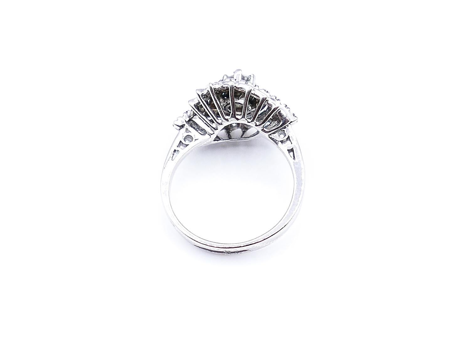 Antiker Spiral-Ring aus 18 Karat Weißgold mit Diamanten im antiken Stil (Moderne) im Angebot