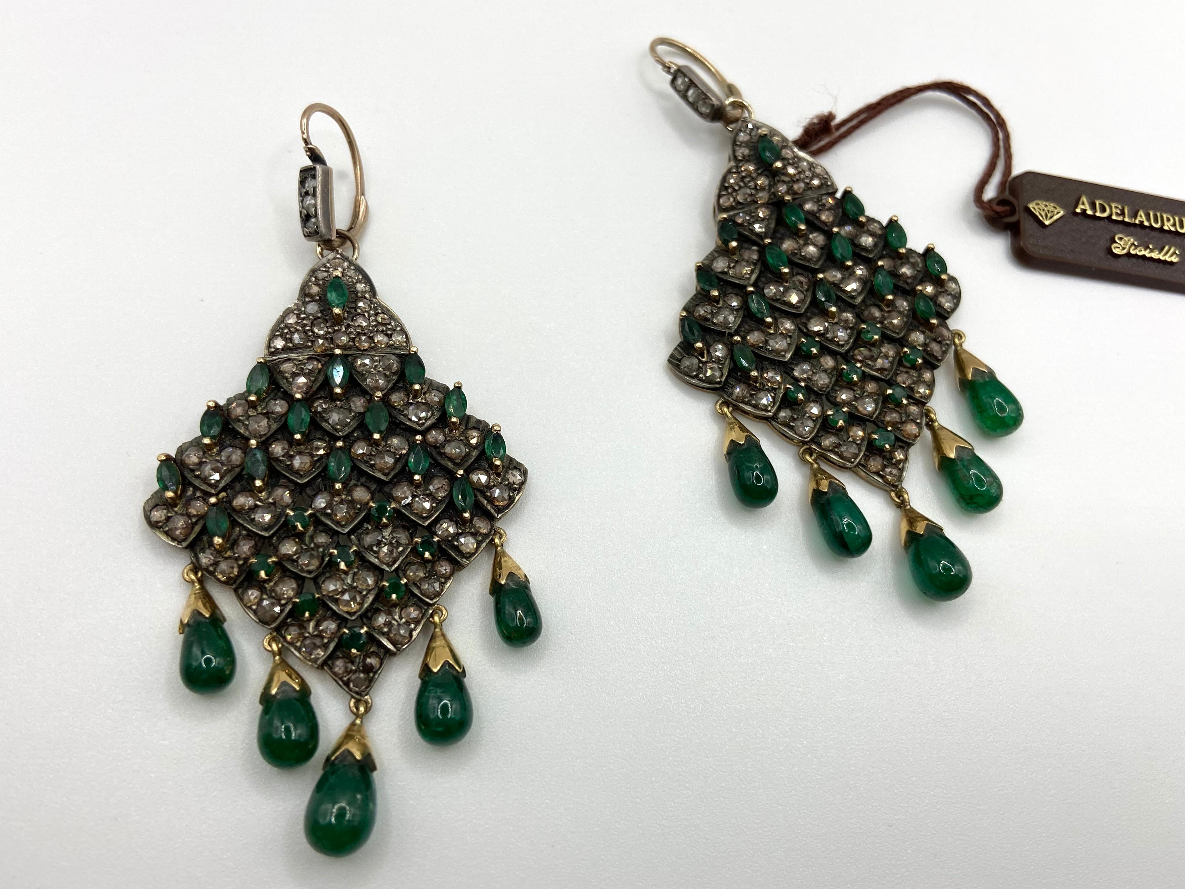 Antique Style Earrings 9Kt Gold, Diamonds, Emeralds
Pendant earrings, Antique style, Neapolitan manufacture, in 9 Kt Gold, Silver Coppella. Set natural diamonds, 