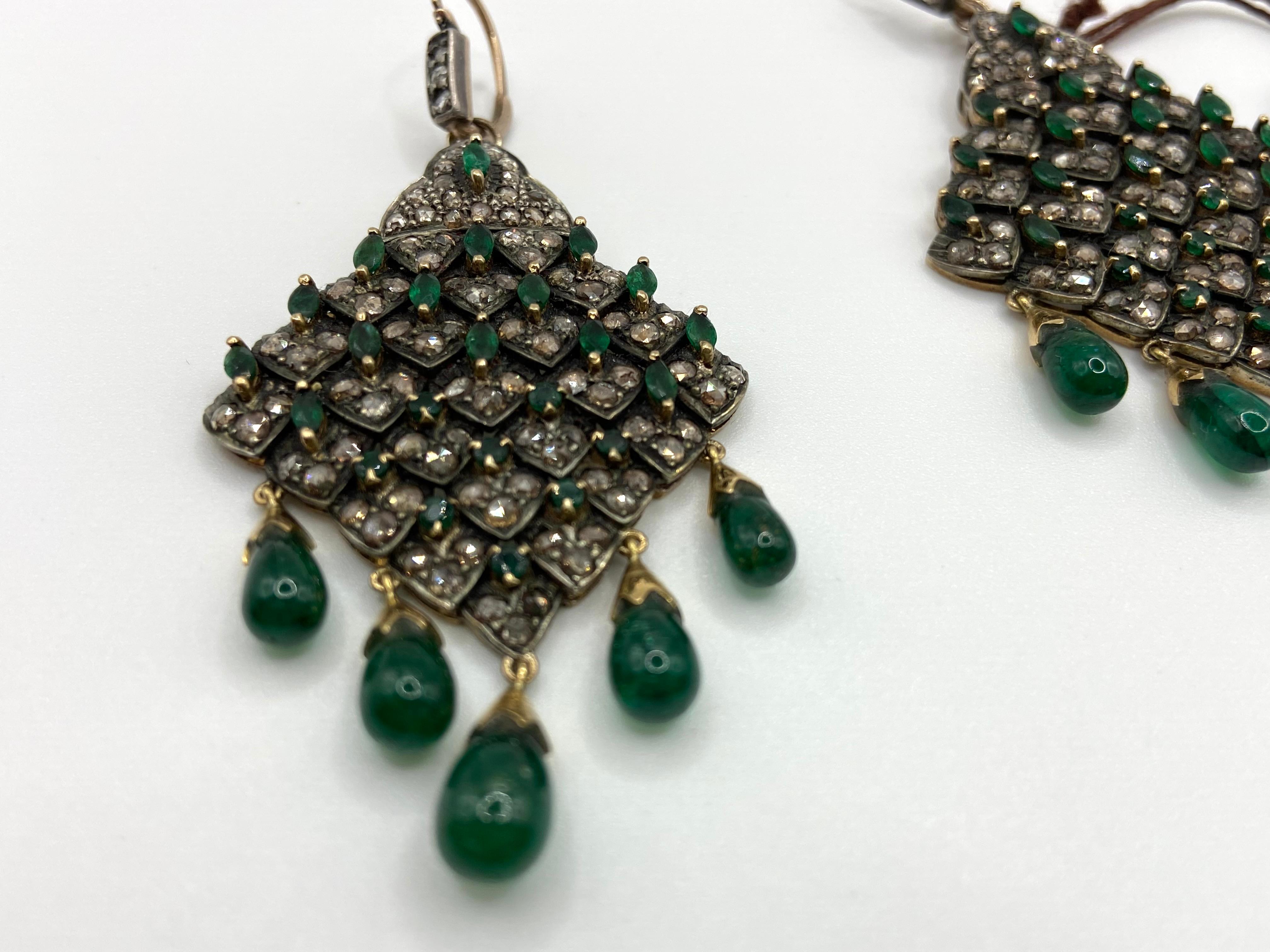 Antique Style Earrings 9Kt Gold, Diamonds, Emeralds, 1970s In Good Condition For Sale In Palermo, IT