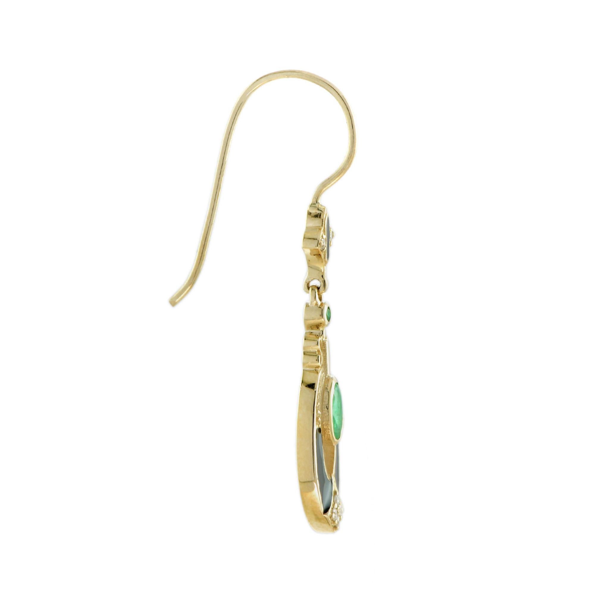 Paire de boucles d'oreilles de style Art déco, avec émeraudes naturelles, diamants ronds et émail. Or jaune 14K. 
Information
Largeur : 8 mm.
Longueur : 40 mm.
Poids : 3.43 g. (environ au total)
Support : Fil de fer français
Pierres centrales
Type :