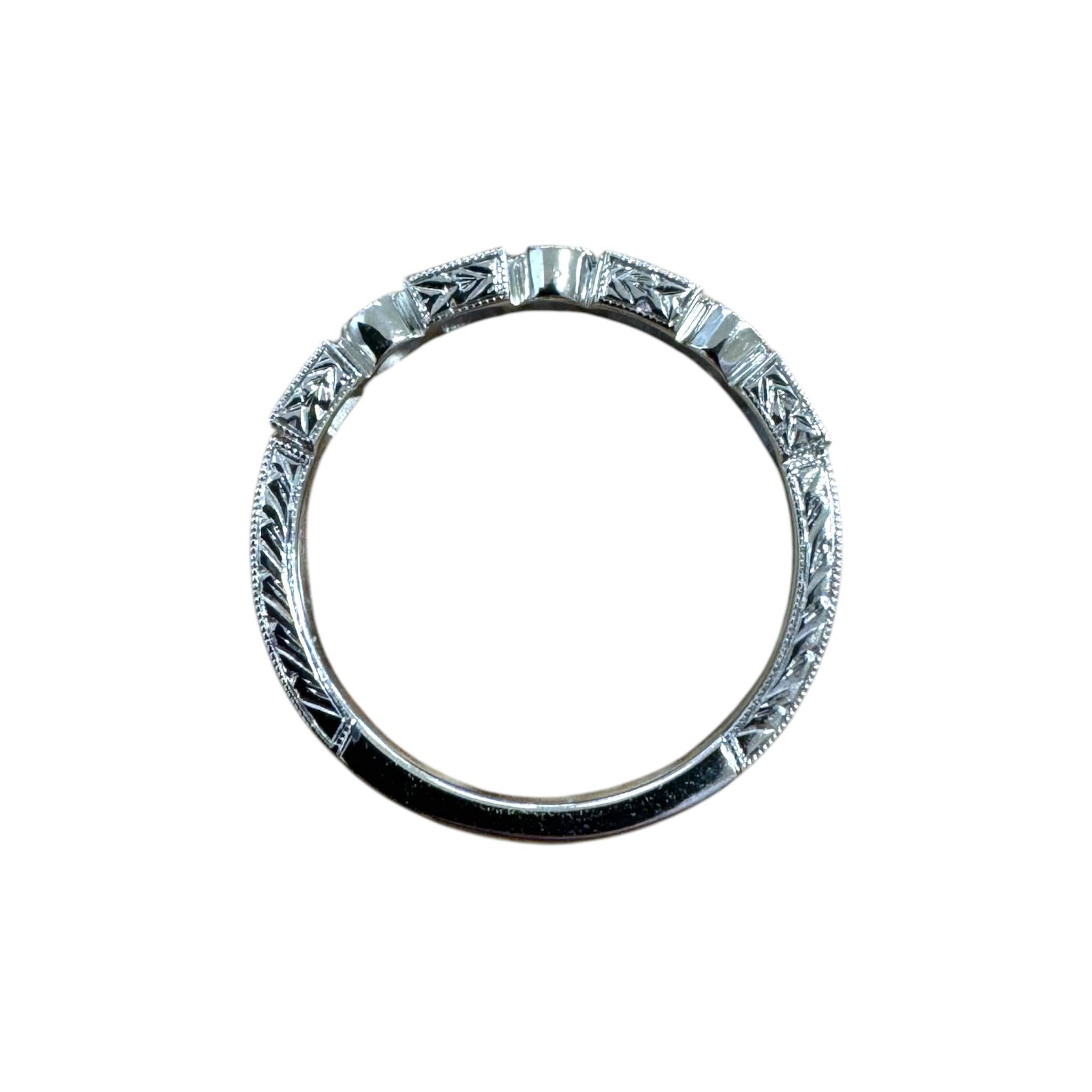 Alliance de style ancien gravé en or blanc 14 carats avec diamants et saphirs en vente 4