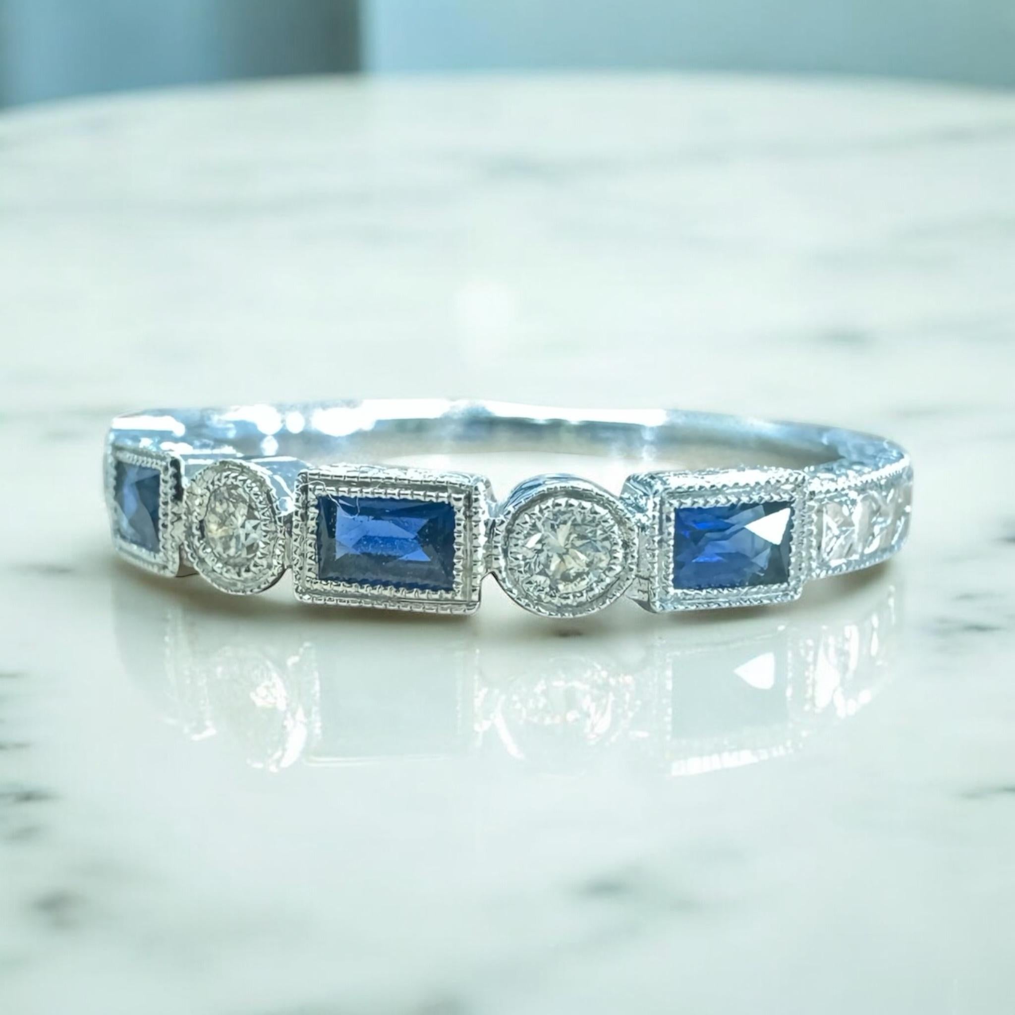 Nous aimons toujours ces délicates bagues gravées !

Détails du groupe
MATERIAL : Or blanc 14K
Largeur : 3 mm
Poids : 2.4 grammes
Taille du doigt : 6 1/2
Sur demande, les dimensions peuvent être augmentées.

Accentué par les pierres précieuses