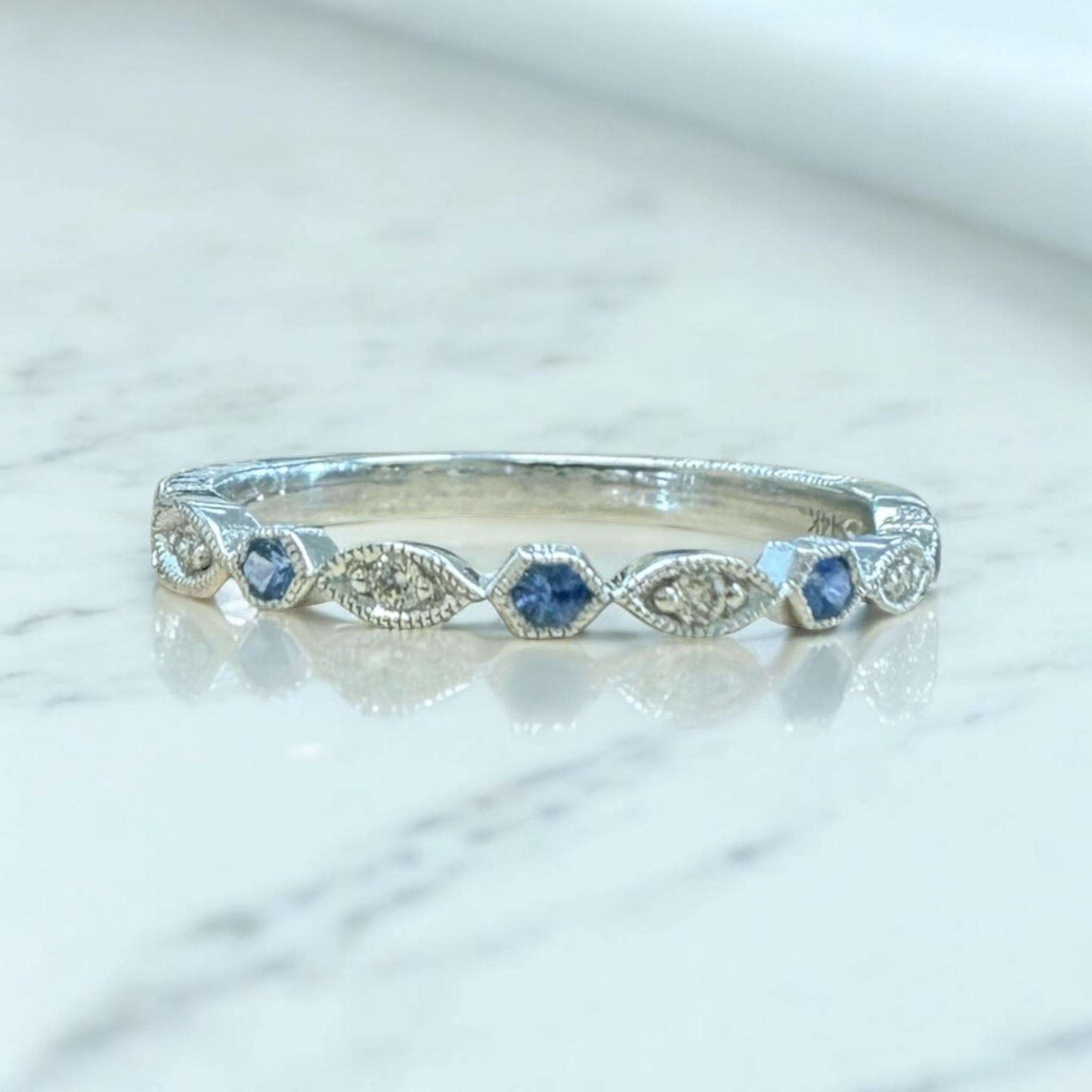 Nous aimons toujours ces délicates bagues gravées !

Détails du groupe
MATERIAL : Or blanc 14K
Largeur : 2mm
Poids : 1.8 grammes
Taille du doigt : 6 1/2
Sur demande, les dimensions peuvent être augmentées.

Accentué par les pierres précieuses
