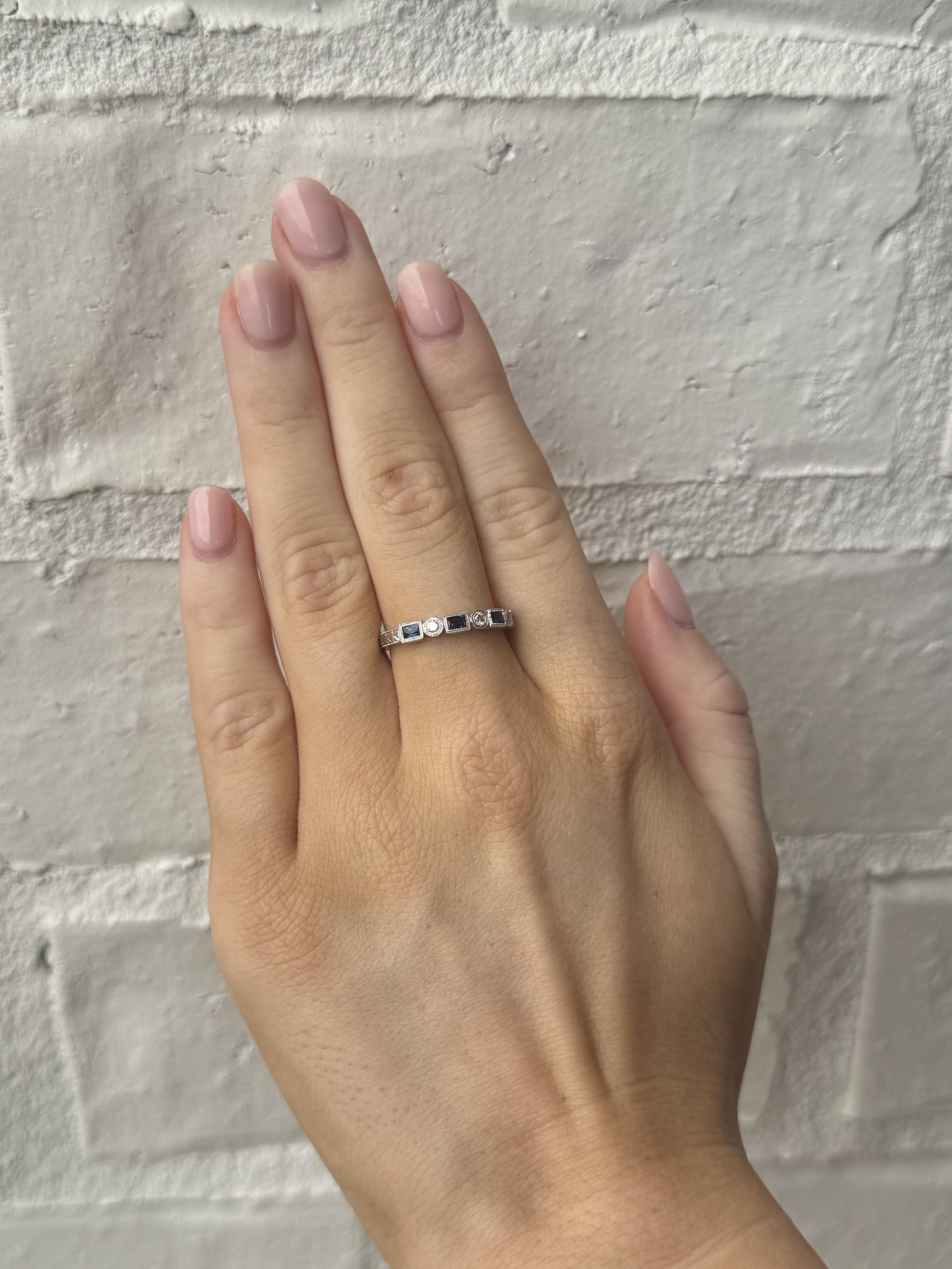 Taille brillant Alliance de style ancien gravé en or blanc 14 carats avec diamants et saphirs en vente