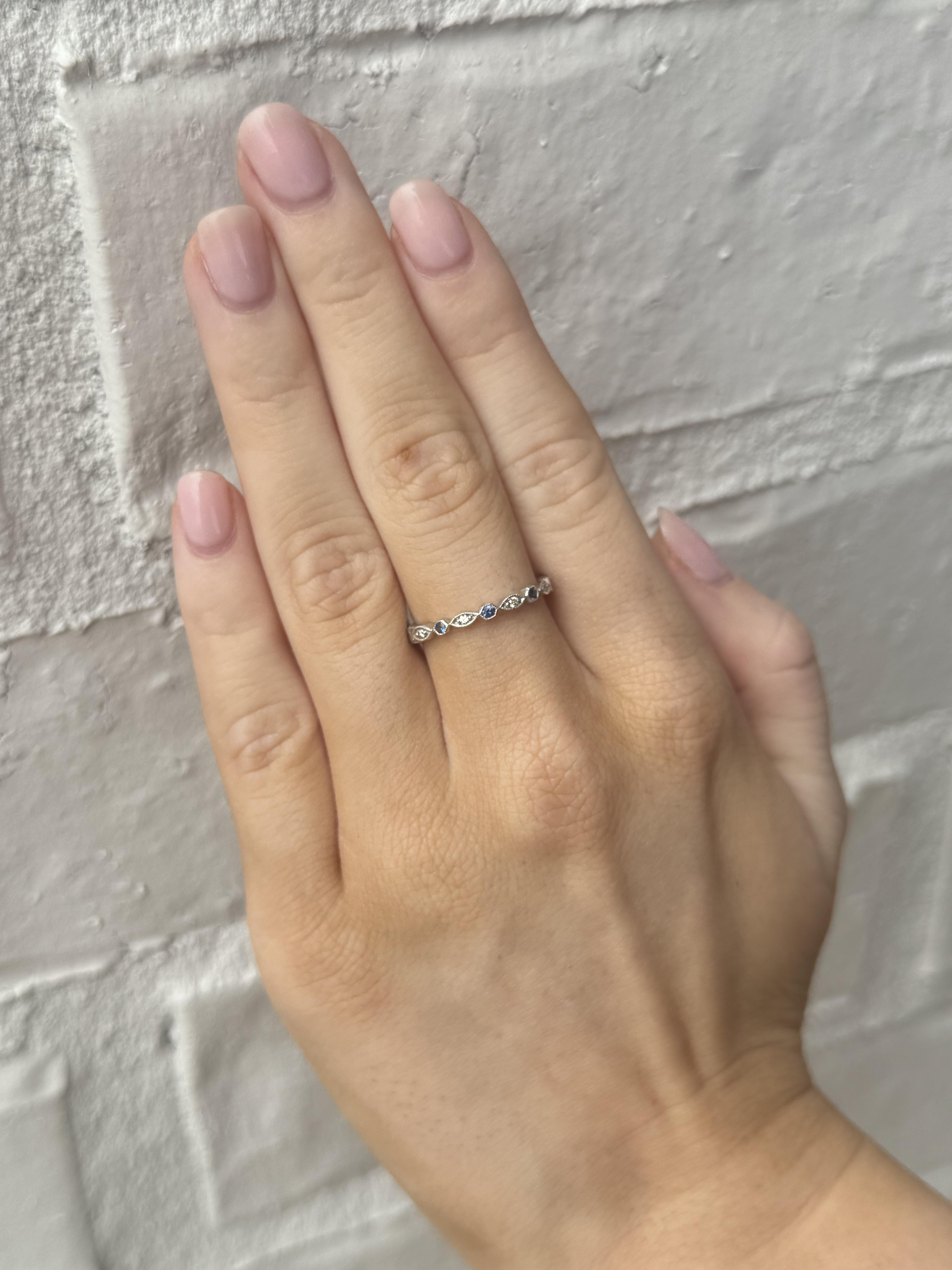 Taille brillant Alliance de style ancien gravé en or blanc 14 carats avec diamants et saphirs en vente