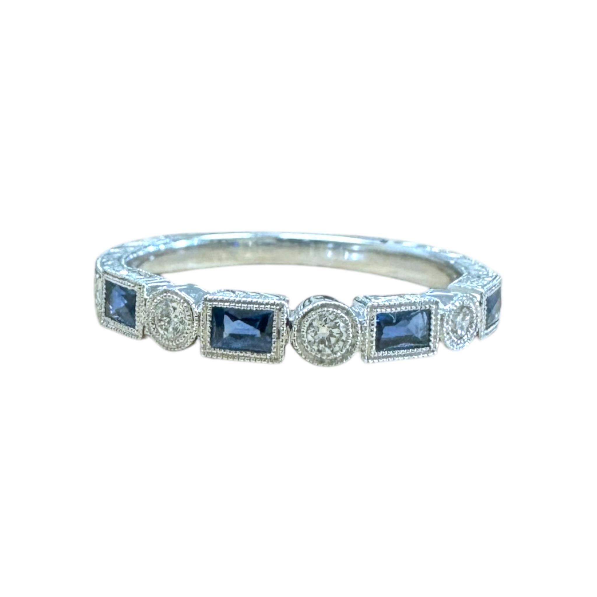 Alliance de style ancien gravé en or blanc 14 carats avec diamants et saphirs Pour femmes en vente