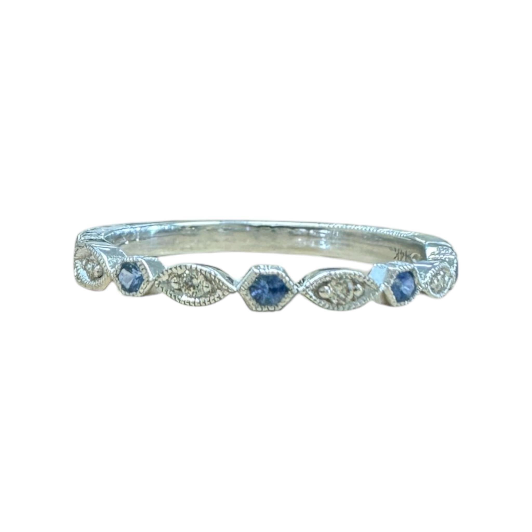 Alliance de style ancien gravé en or blanc 14 carats avec diamants et saphirs Pour femmes en vente