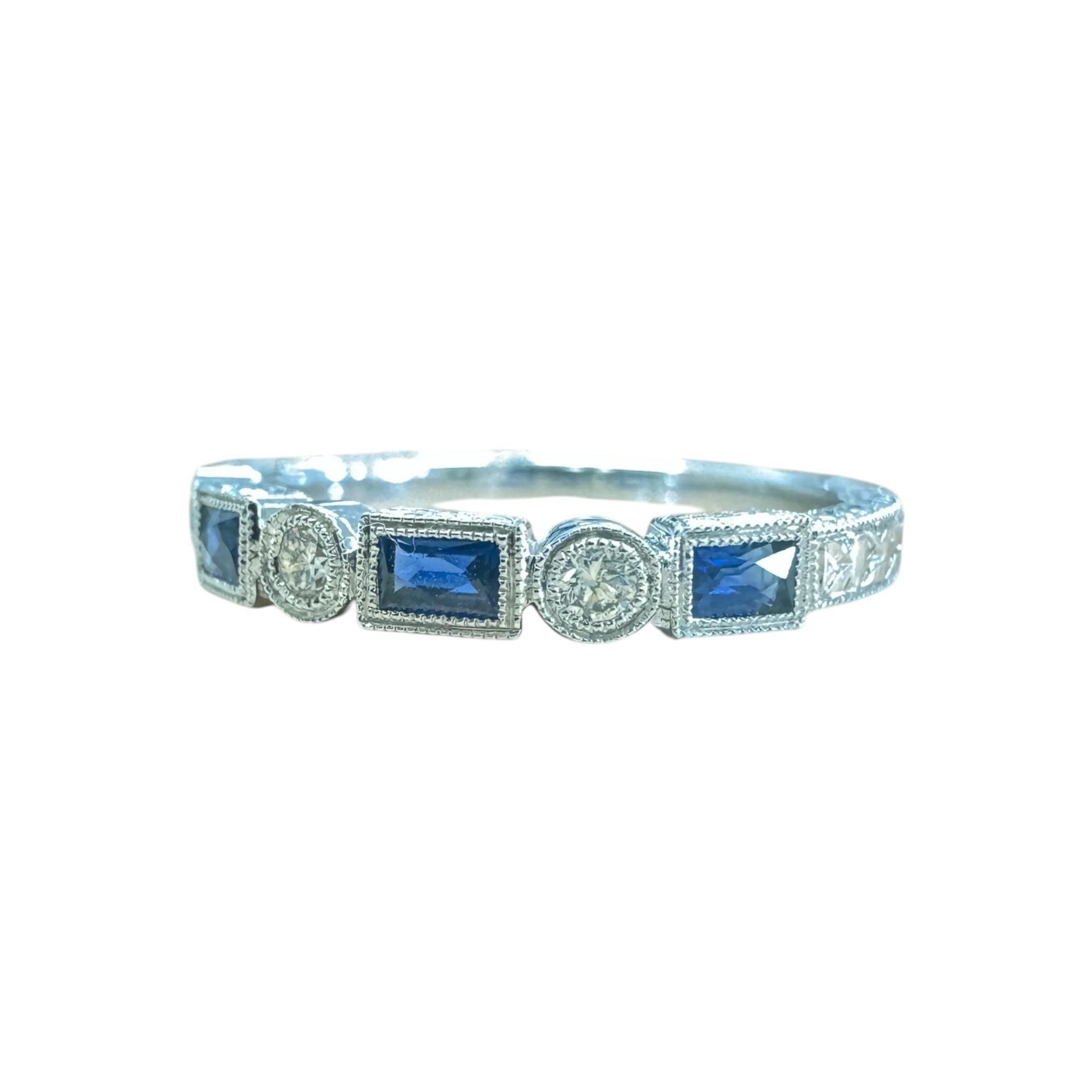 Alliance de style ancien gravé en or blanc 14 carats avec diamants et saphirs en vente 1