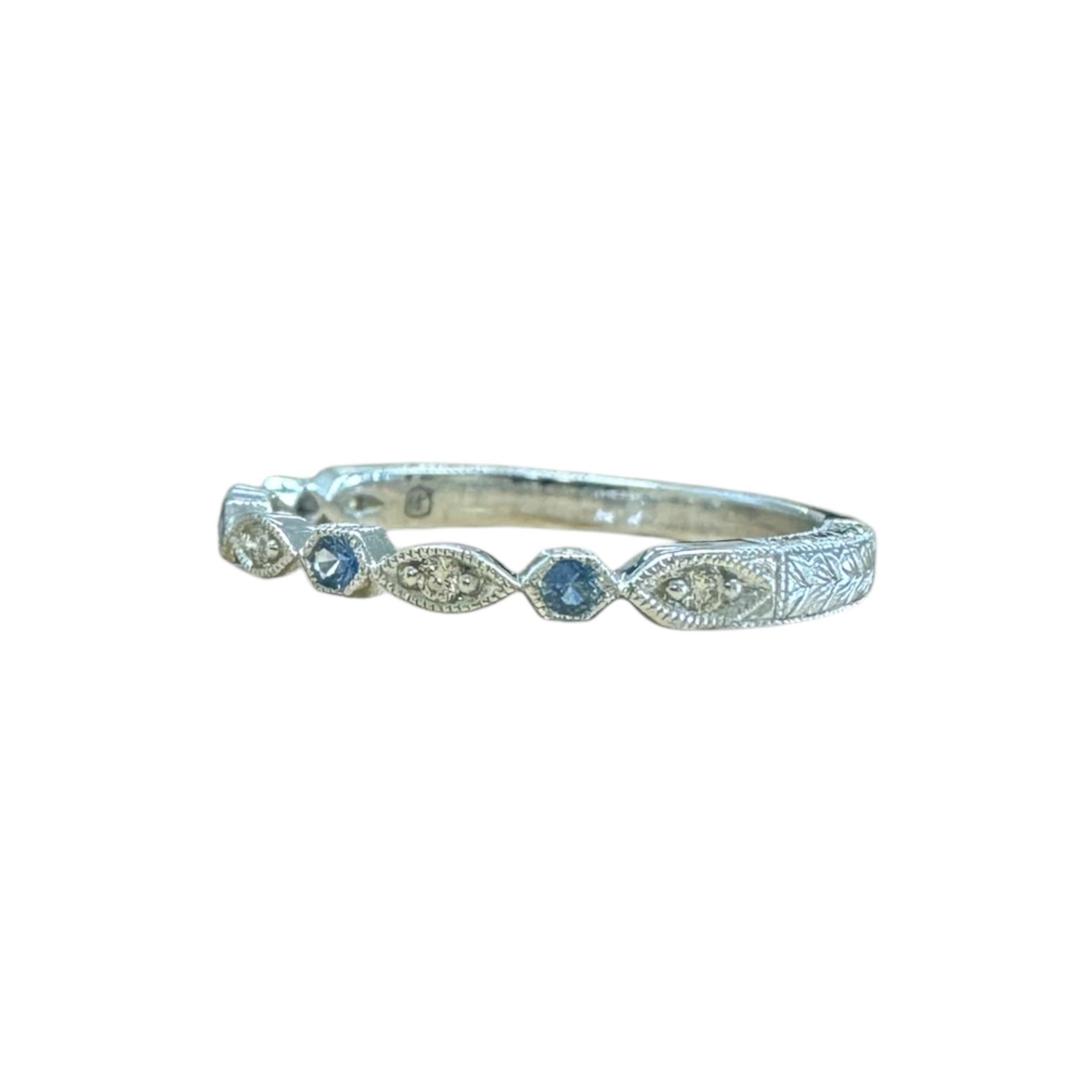 Alliance de style ancien gravé en or blanc 14 carats avec diamants et saphirs en vente 1
