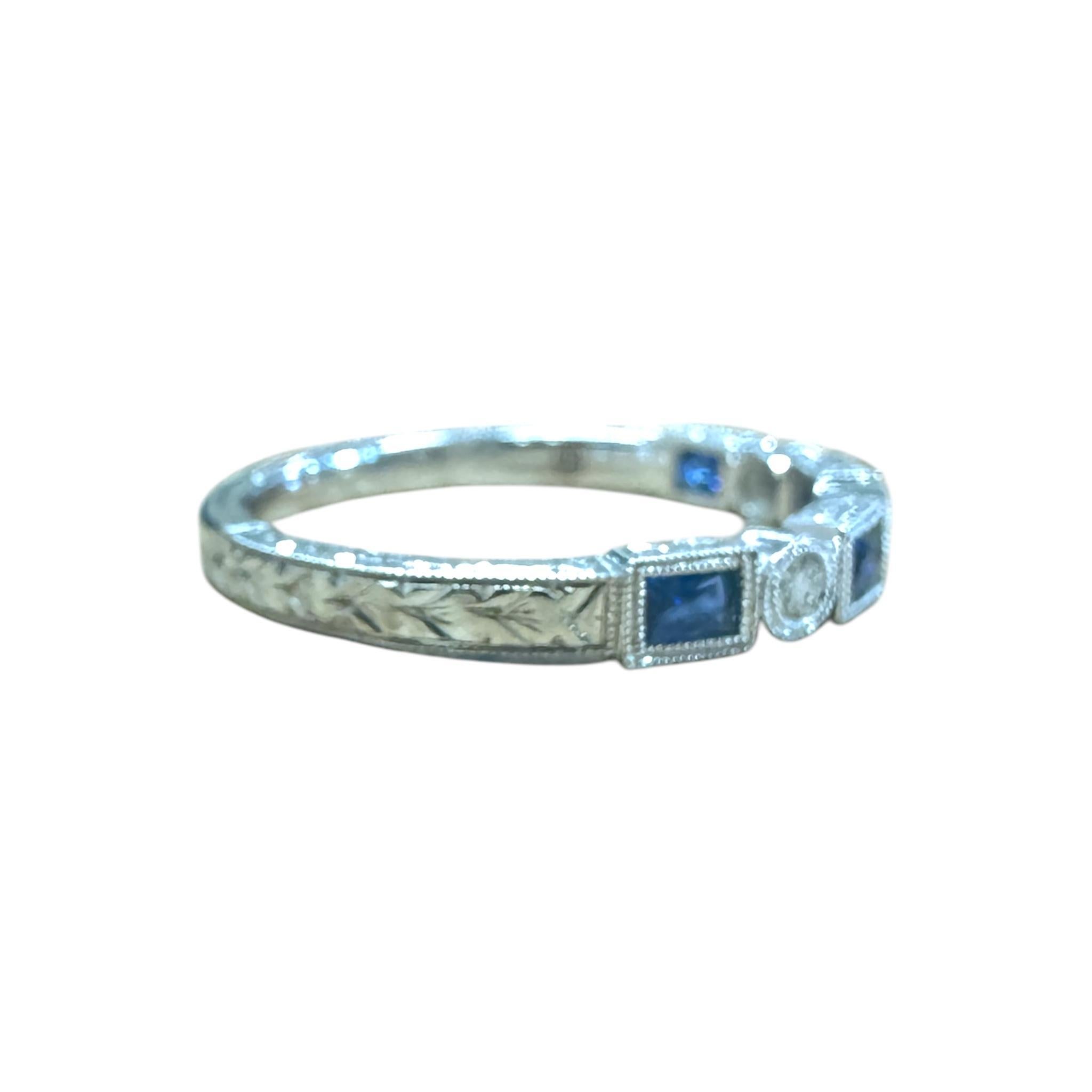 Alliance de style ancien gravé en or blanc 14 carats avec diamants et saphirs en vente 2