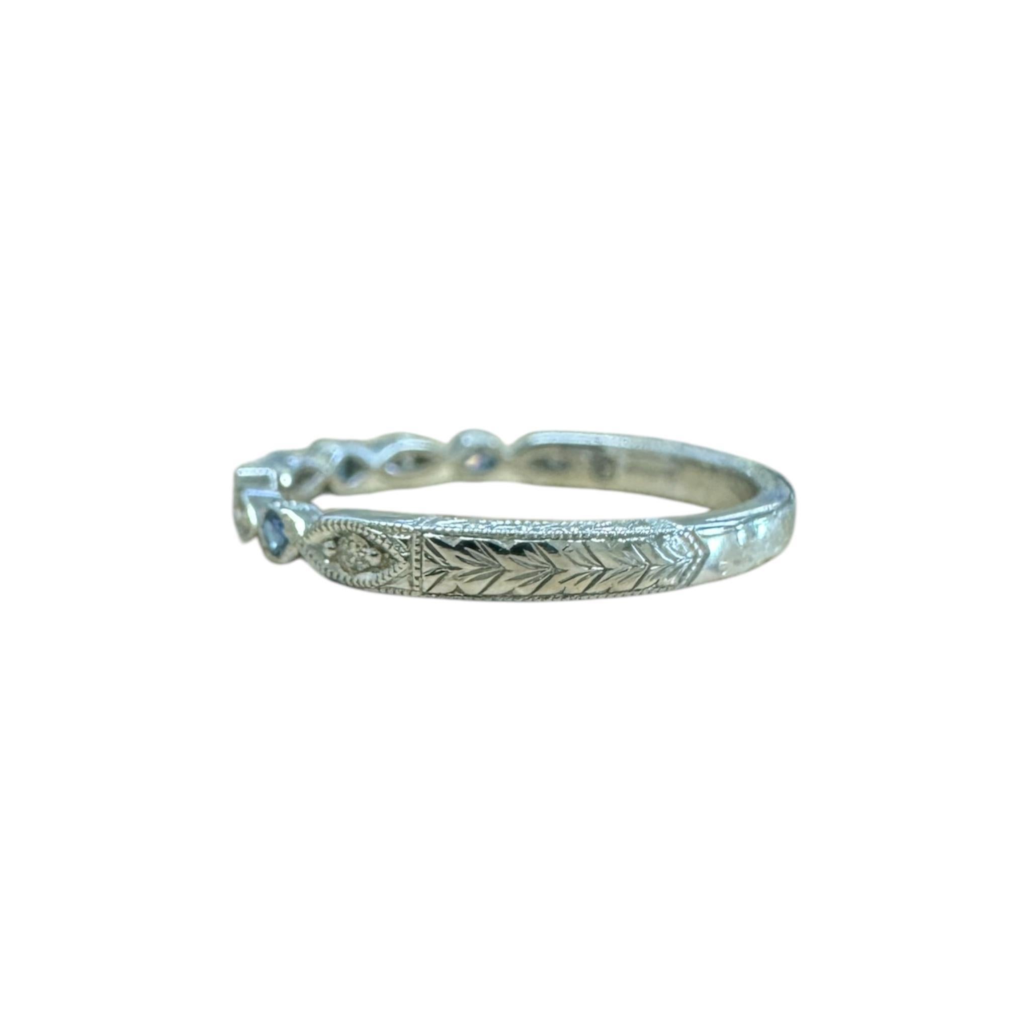 Alliance de style ancien gravé en or blanc 14 carats avec diamants et saphirs en vente 2