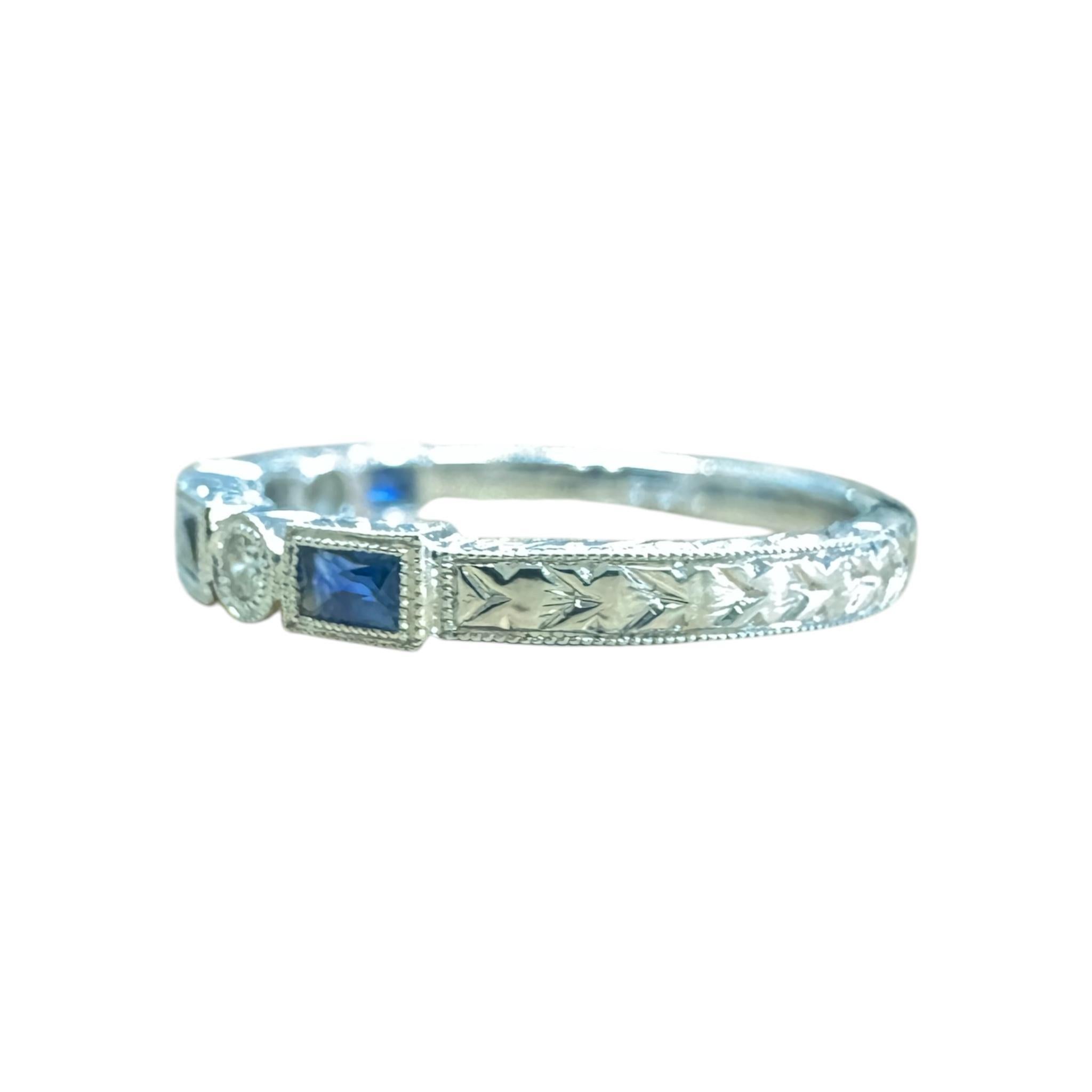 Alliance de style ancien gravé en or blanc 14 carats avec diamants et saphirs en vente 3