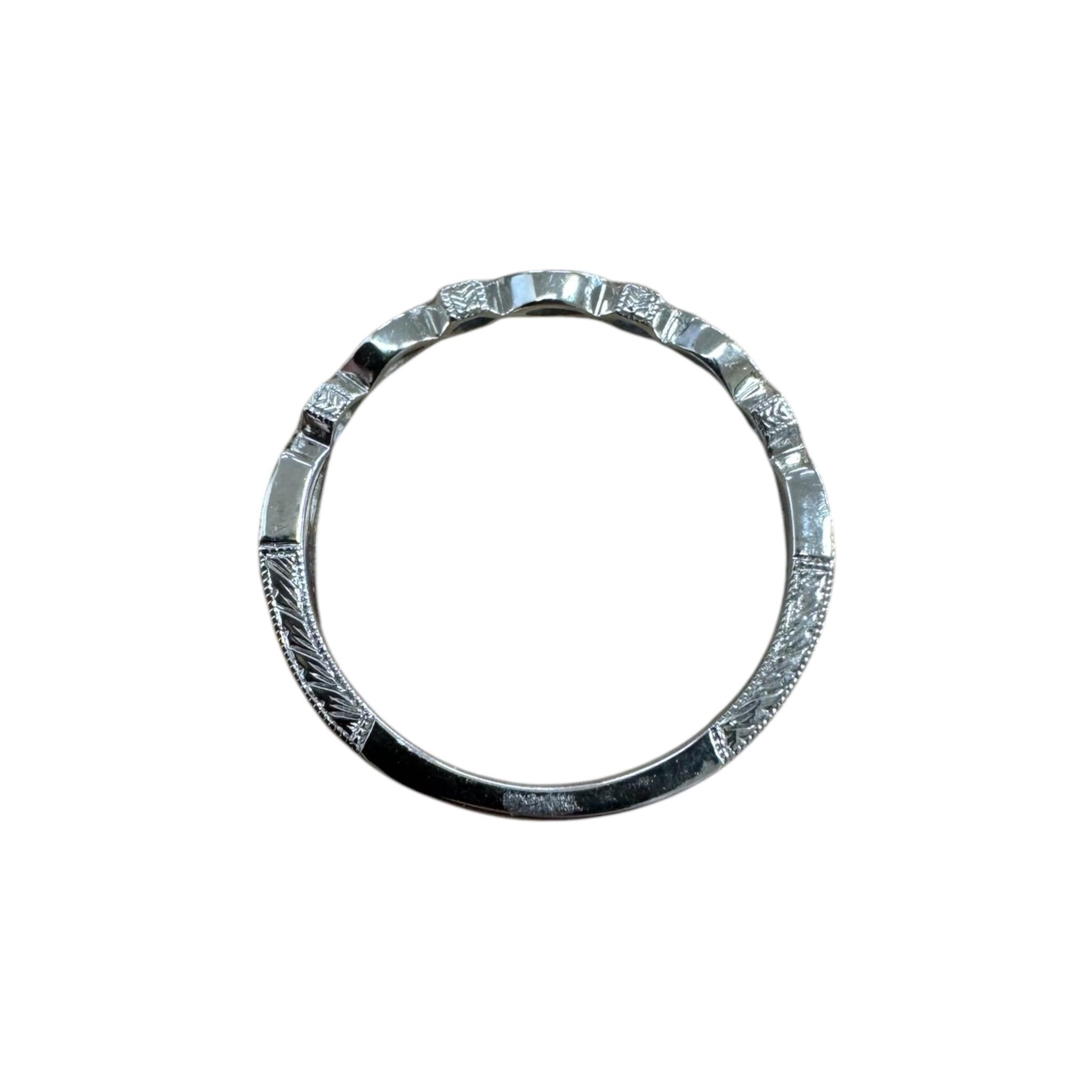 Alliance de style ancien gravé en or blanc 14 carats avec diamants et saphirs en vente 3