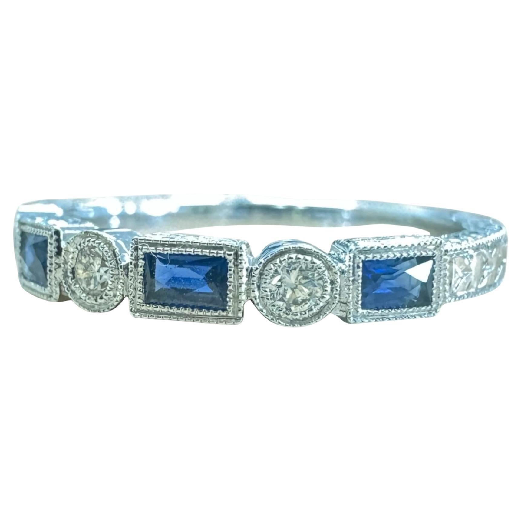 Alianza de boda de diamantes y zafiros grabada estilo antiguo de oro blanco de 14 quilates