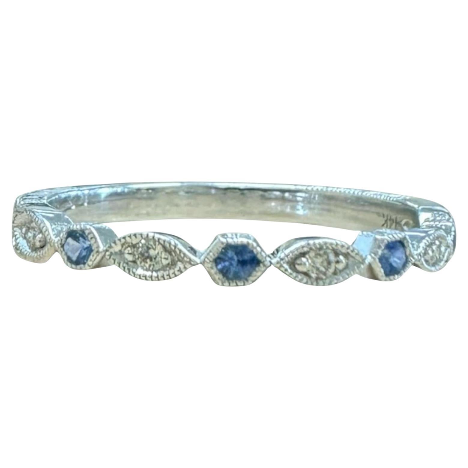 Alianza de boda de diamantes y zafiros grabada estilo antiguo de oro blanco de 14 quilates