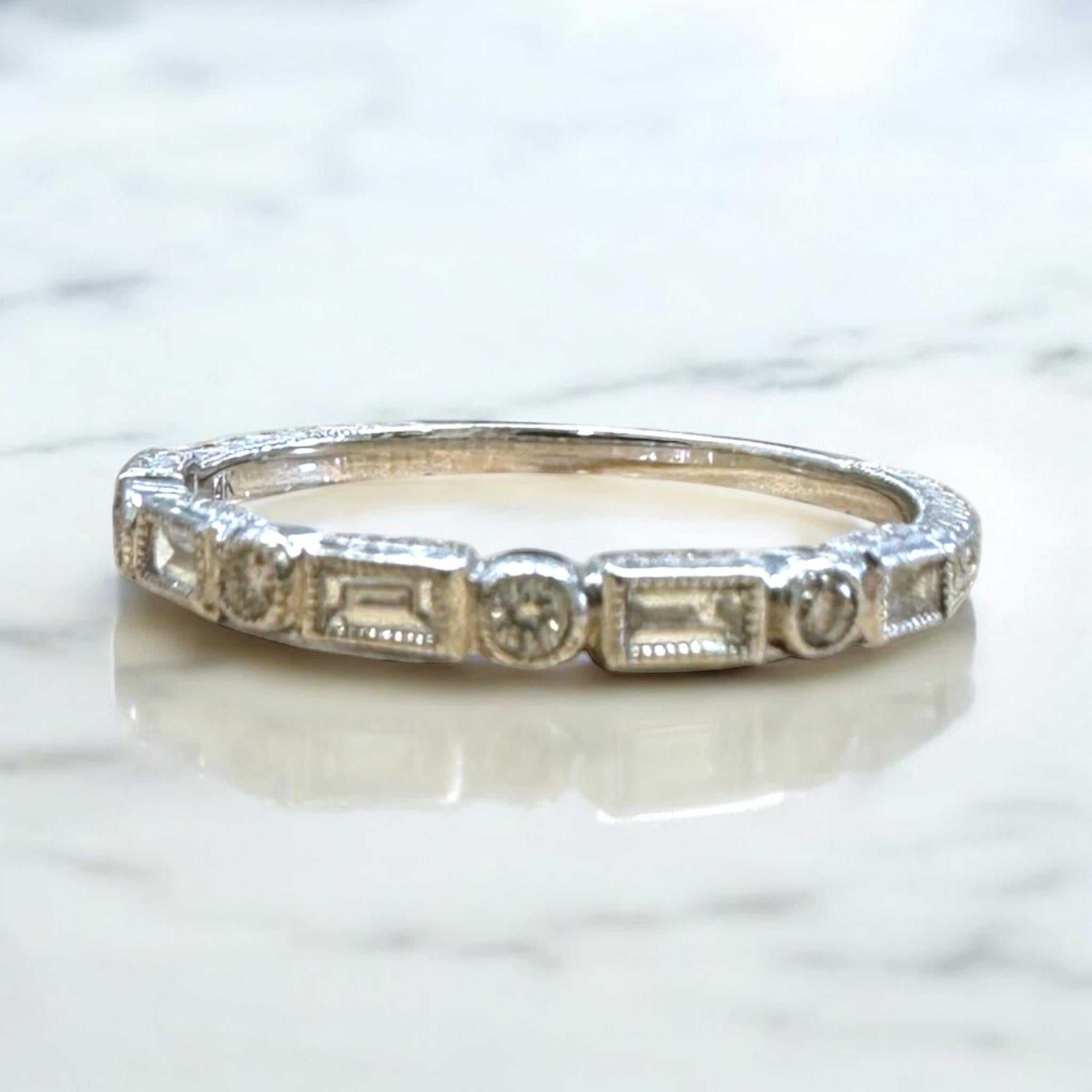 Nous aimons toujours ces délicates bagues gravées !

Détails du groupe
MATERIAL : Or blanc 14K
Largeur : 2.25 mm
Poids : 1.4 gramme
Taille du doigt : 6 1/2
Sur demande, les dimensions peuvent être augmentées.

Accentué par les pierres précieuses