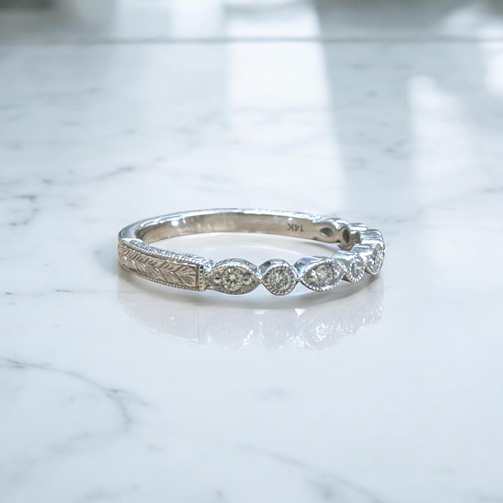 Nous aimons toujours ces délicats bracelets en diamant gravés !

Détails du groupe
MATERIAL : Or blanc 14K
Largeur : 2mm
Poids : 1.9 grammes
Taille du doigt : 6 1/2
Sur demande, les dimensions peuvent être augmentées.

Accentué par les pierres