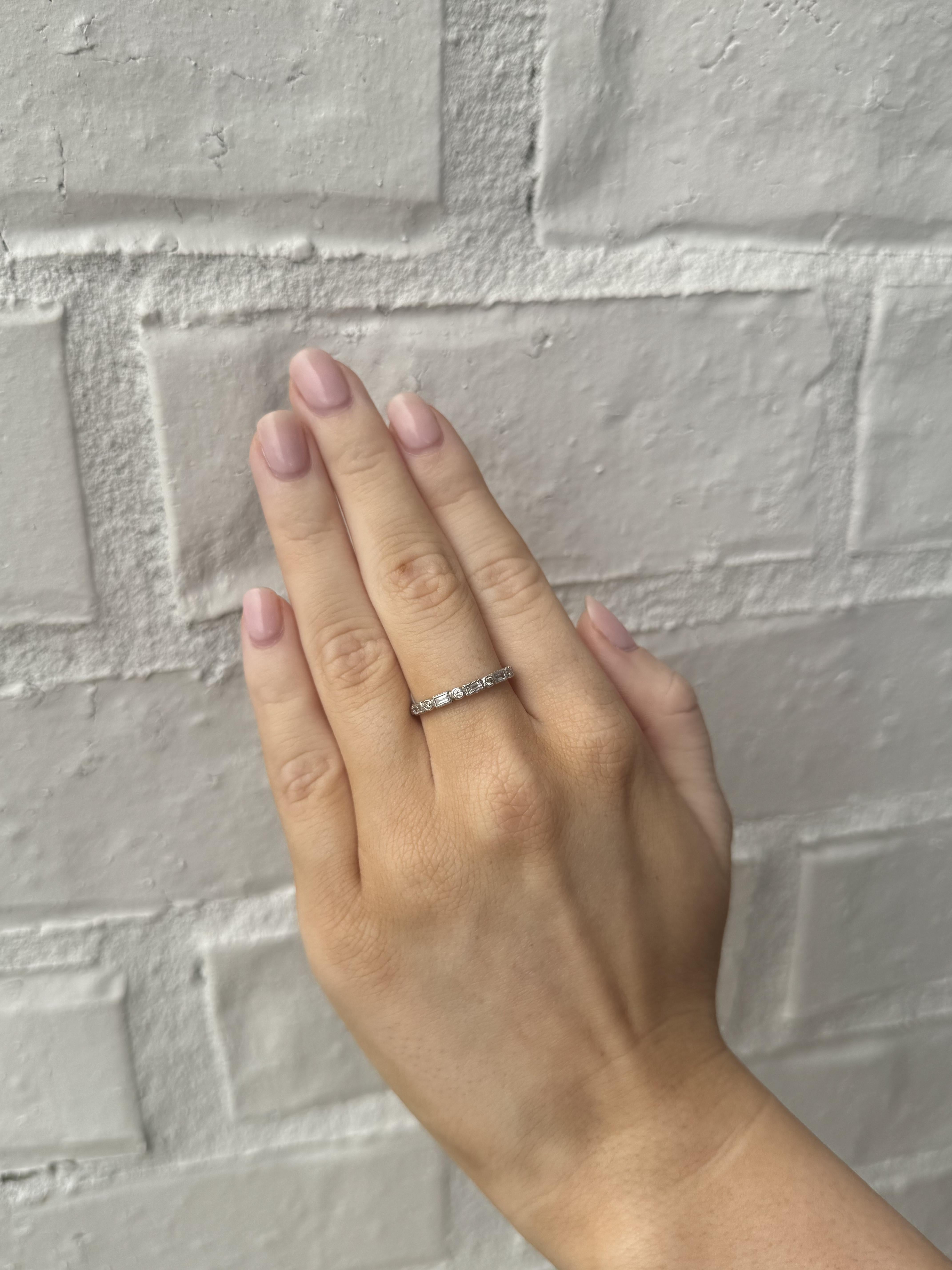 Taille brillant Alliance de style ancien en or blanc 14 carats avec diamants gravés en vente
