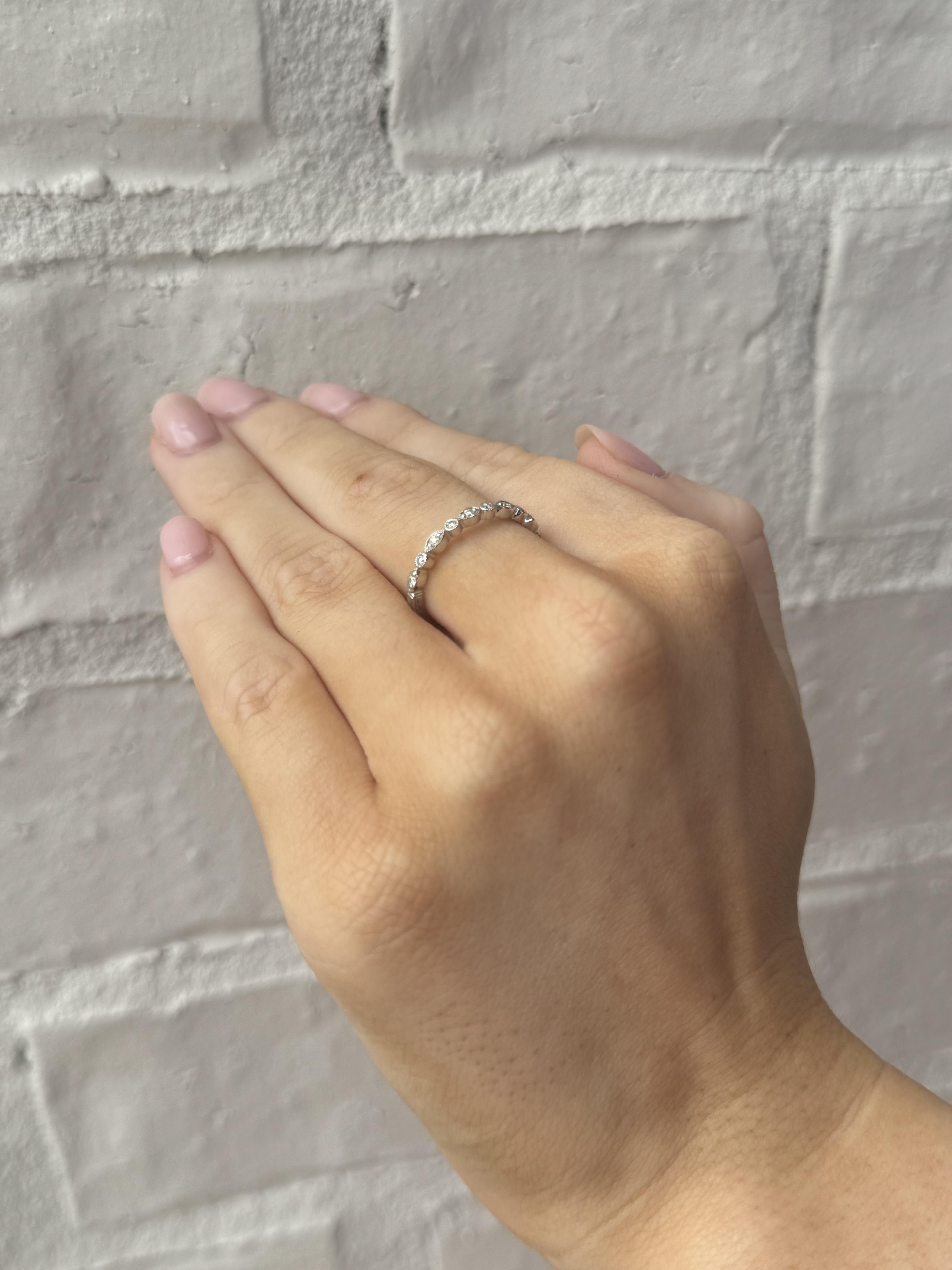 Taille brillant Alliance de style ancien en or blanc 14 carats avec diamants gravés en vente
