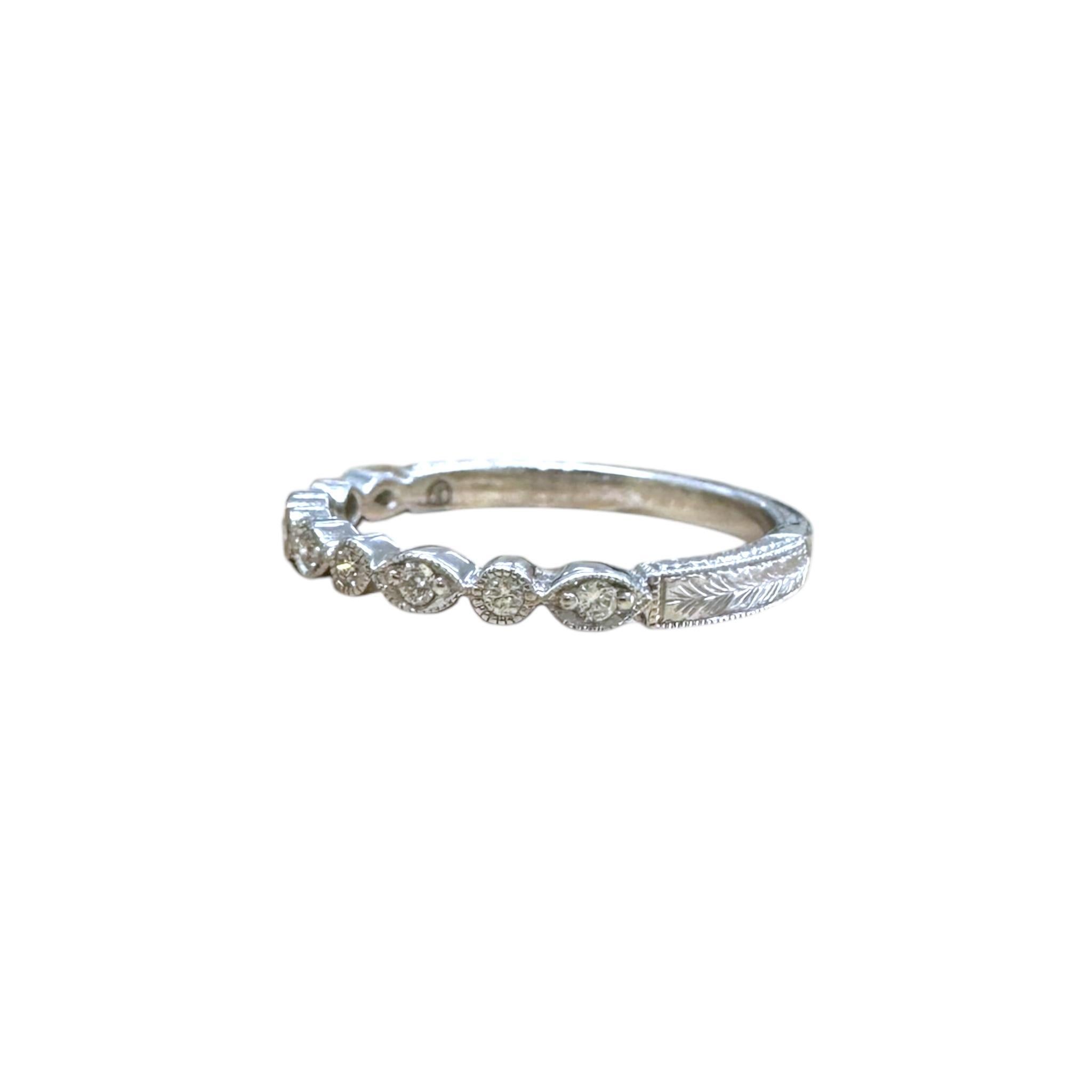 Alliance de style ancien en or blanc 14 carats avec diamants gravés Pour femmes en vente