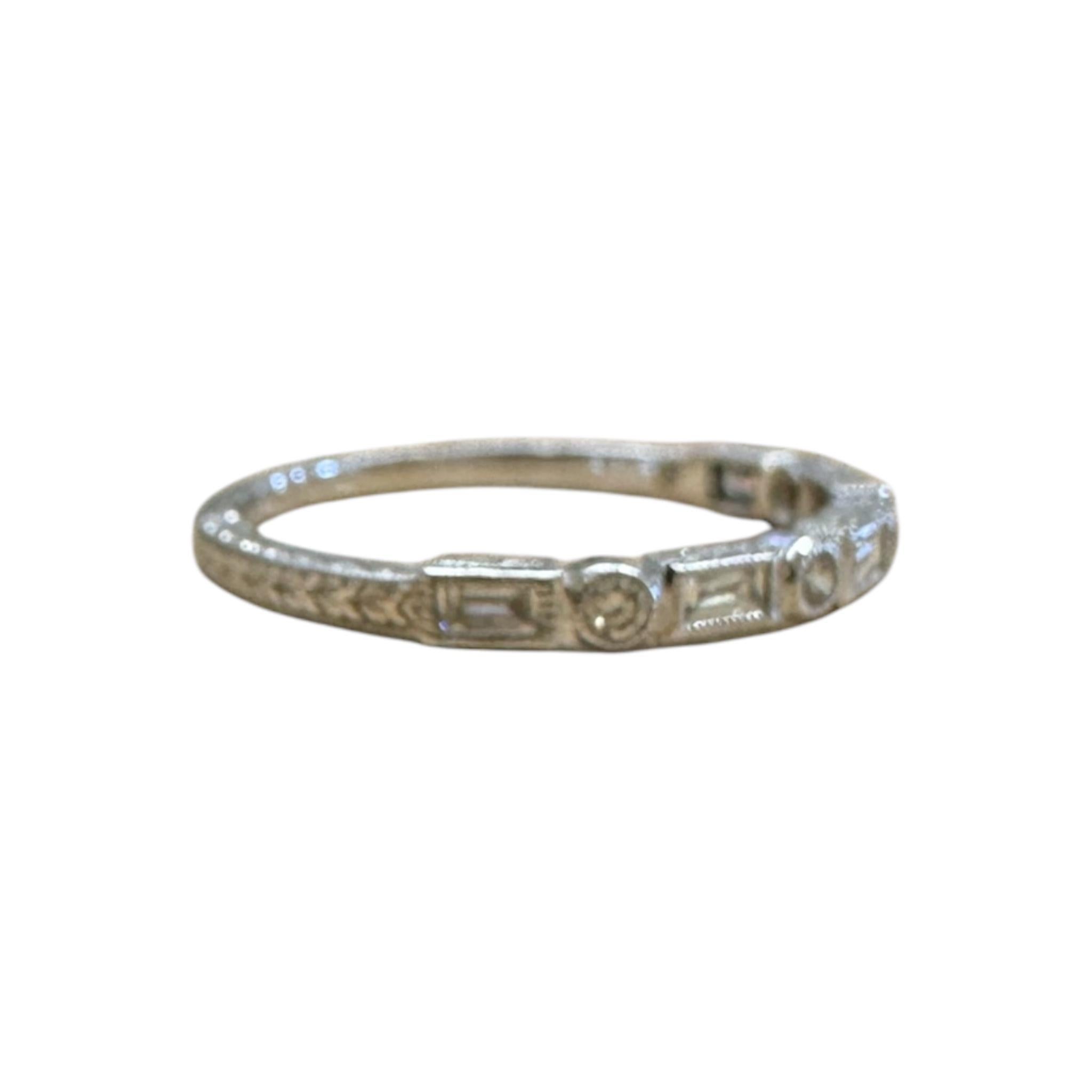 Alliance de style ancien en or blanc 14 carats avec diamants gravés en vente 1